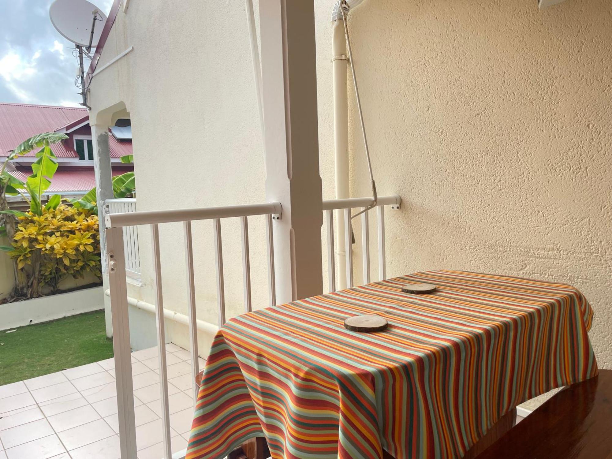 Appartements CHEZ COCO - Résidence de charme au coeur de Terre-de-haut - Clim, kitchenette, terrasse et Wifi - Proche Centre & Plage, foto 16