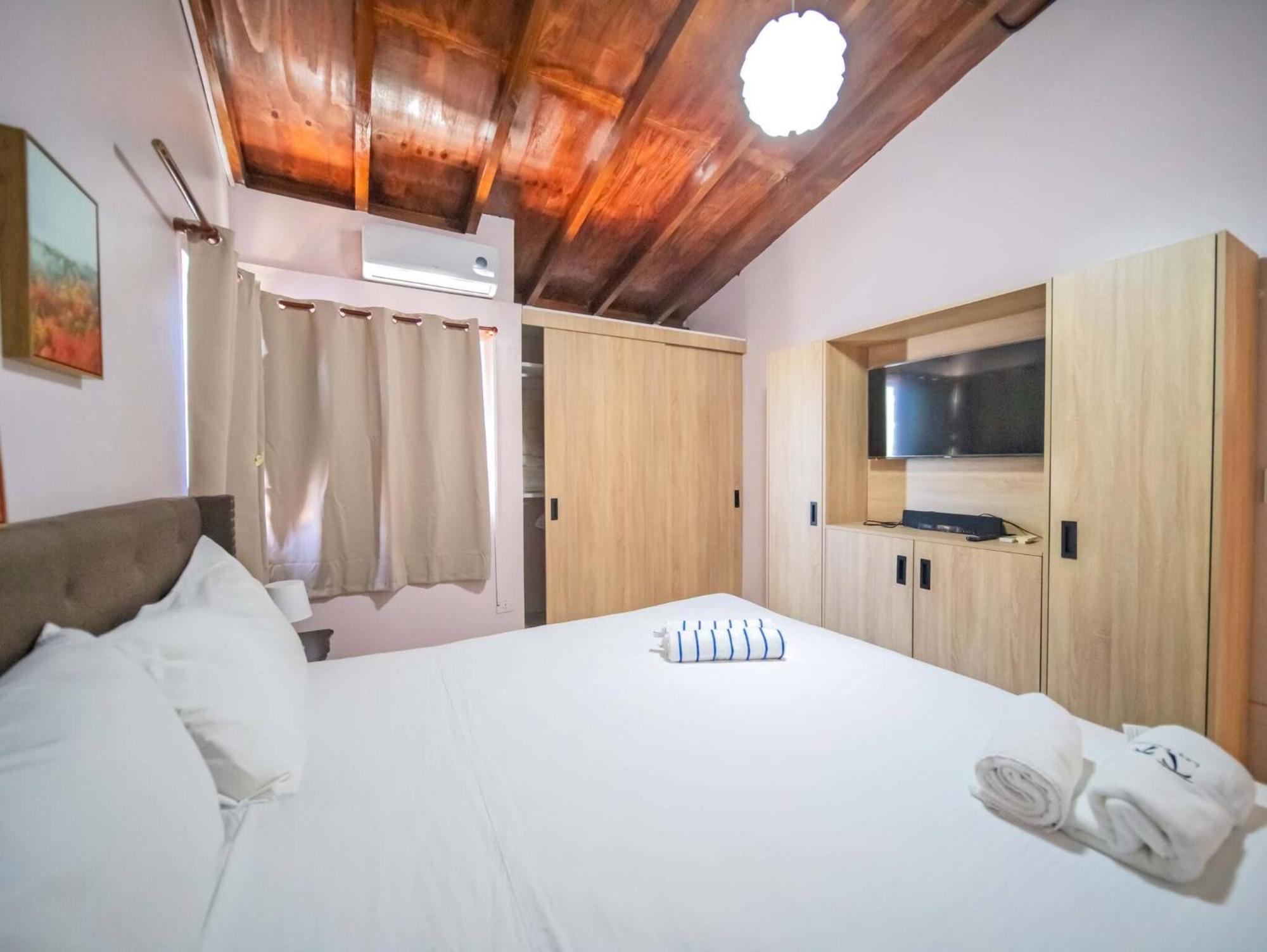 Colonial 2BR Apartment 2mins walk to beach, foto 6