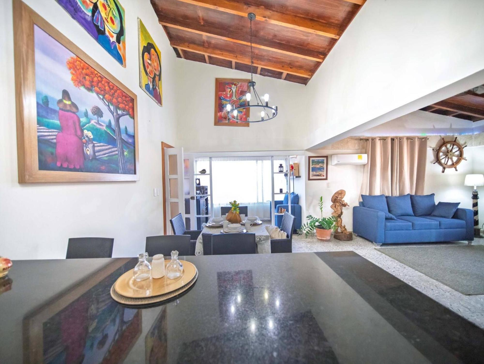Colonial 2BR Apartment 2mins walk to beach, imagen 4