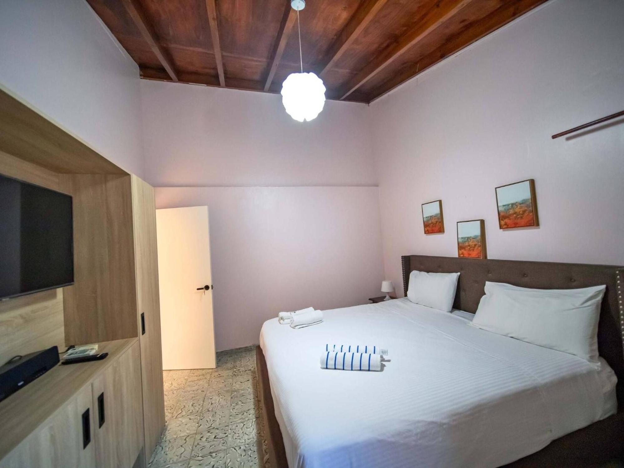 Colonial 2BR Apartment 2mins walk to beach, foto 7