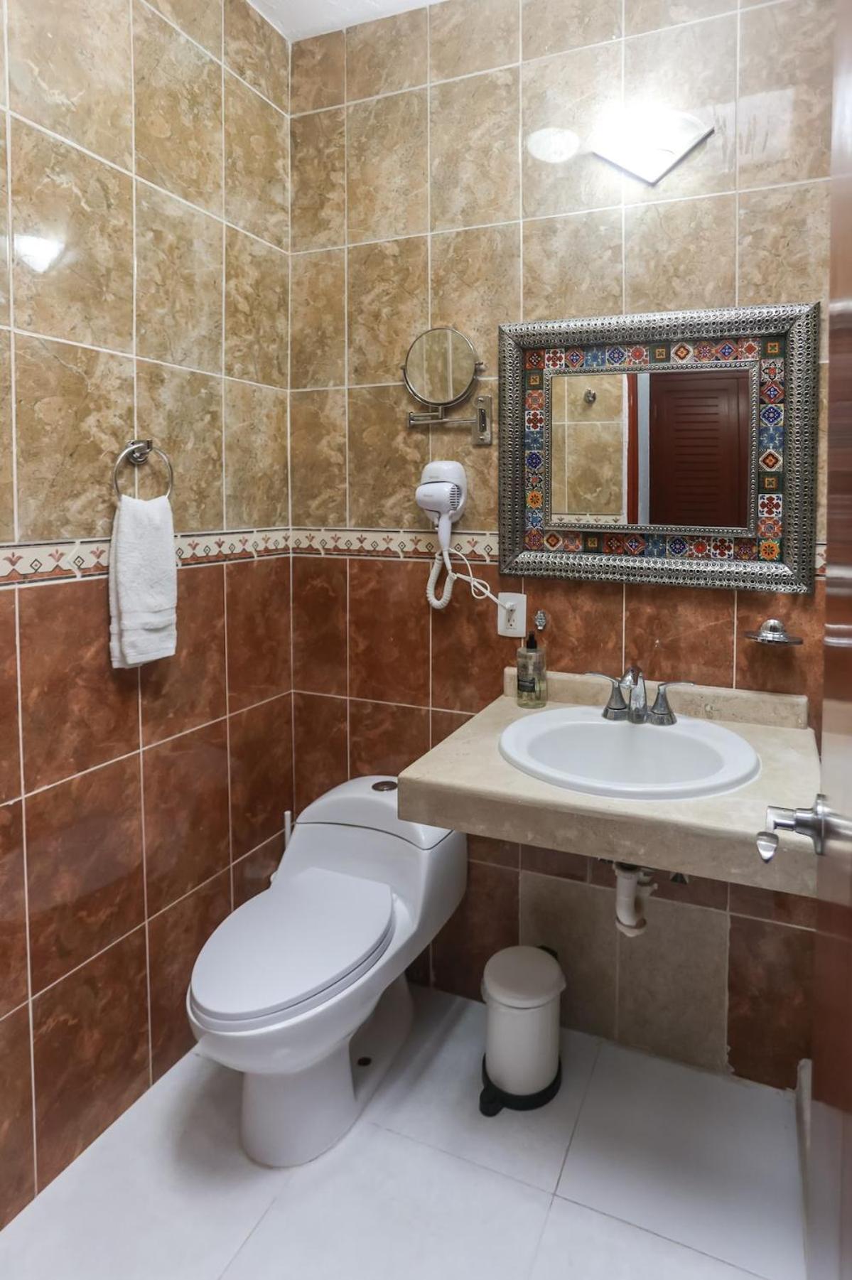 Downtown Villa for 7 guests, access to pool!, foto 14