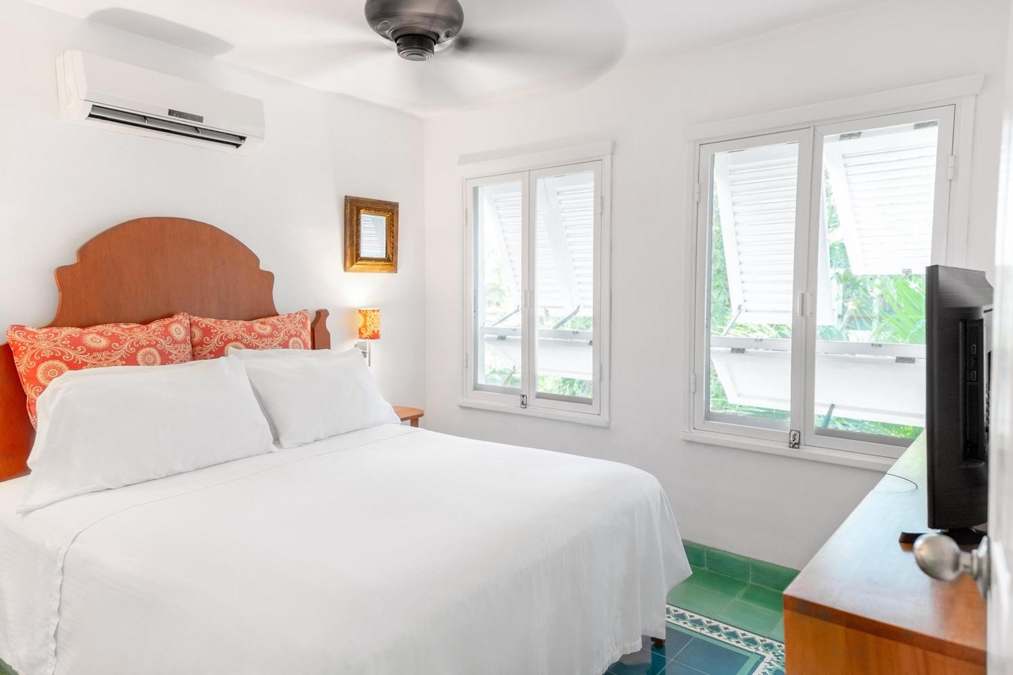 Elegant Bright 1BR Caribbean Suite - Steps from Ocean, foto 9