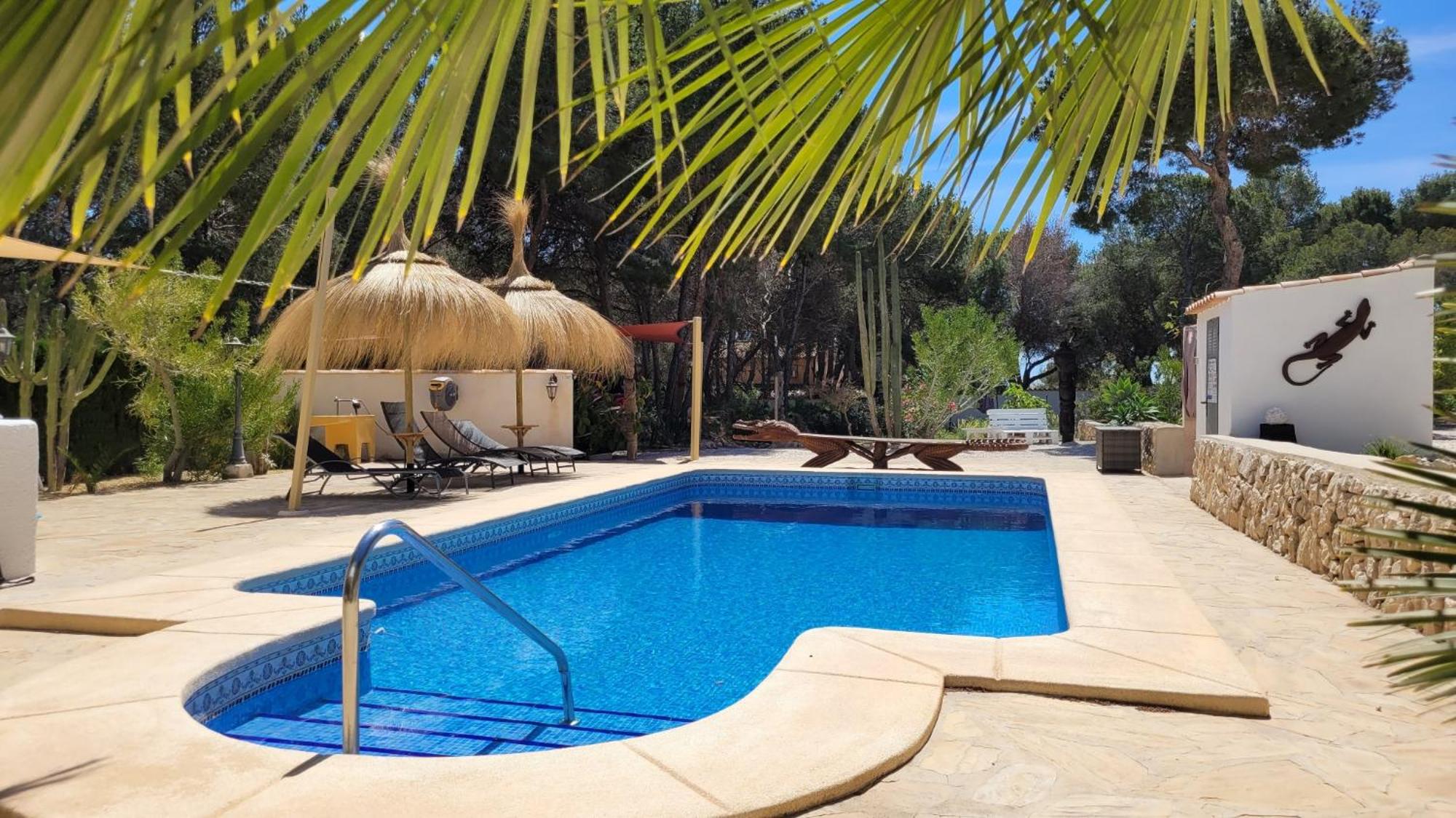 Casa Caledonia - Appartement dans villa avec jardin arboré et piscine à 500 M de la mer