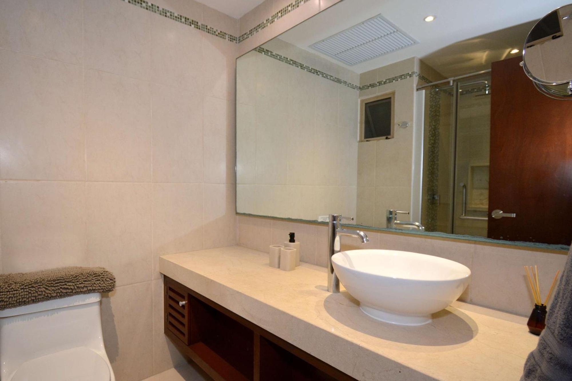 Peaceful Penthouse with Private Rooftop in Gated Community, foto 13