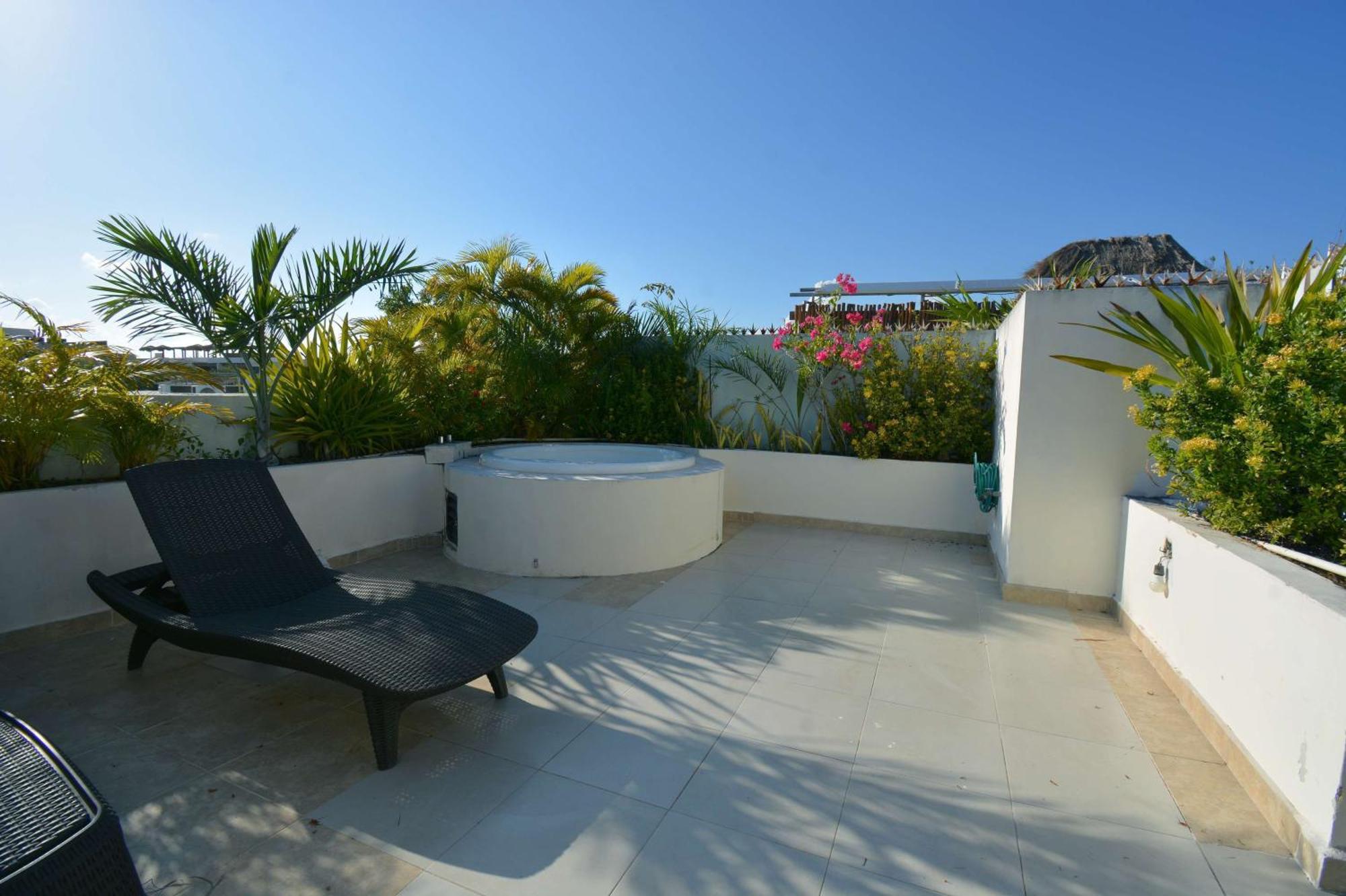 Peaceful Penthouse with Private Rooftop in Gated Community, imagen 3