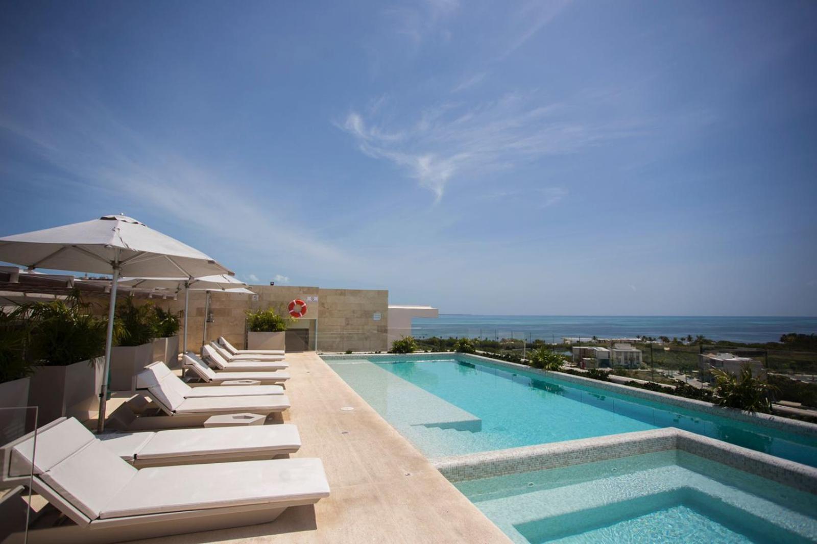 Oceanview 3 BR condo, rooftop pool&jacuzzi, beach!, foto 15