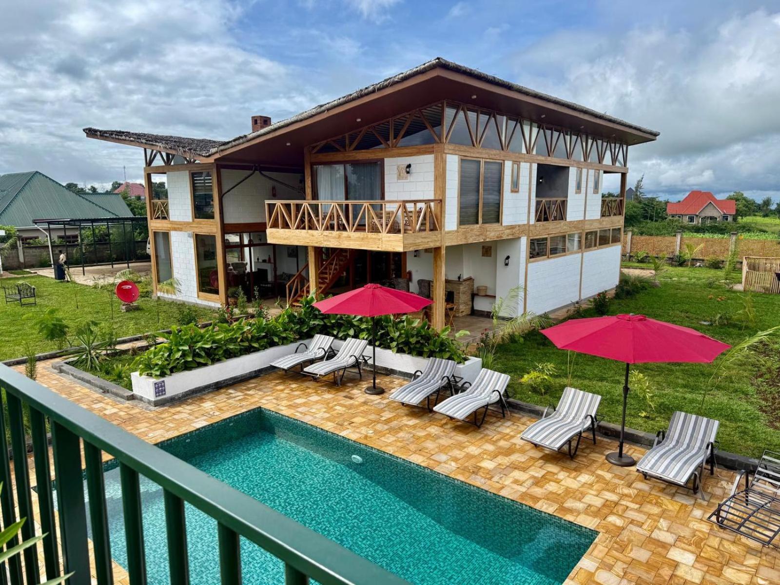 Moyoni Africa Lodge & Tours