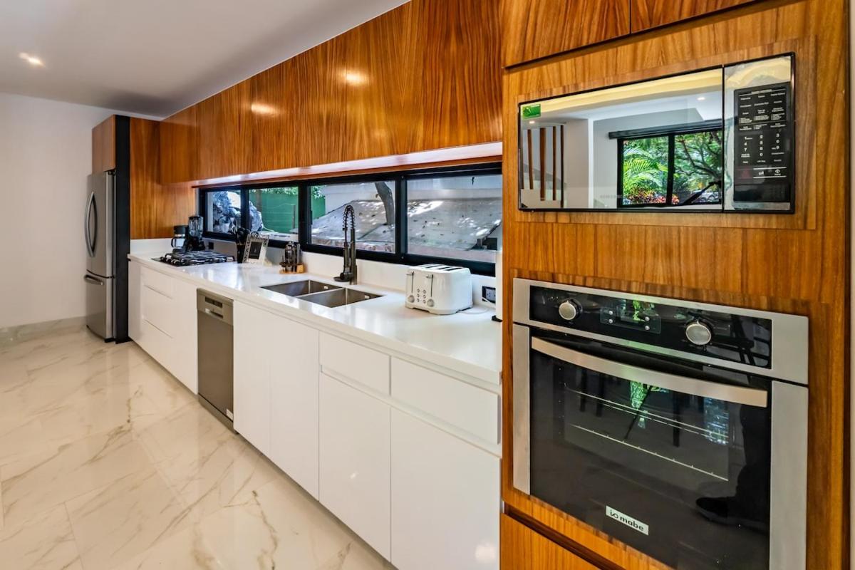 Stunning modern villa with pool and beach access, imagen 2
