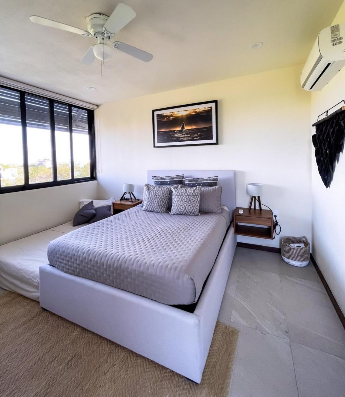 Sunrise 2BR Apt Steps from the Beach with Pool View, foto 9