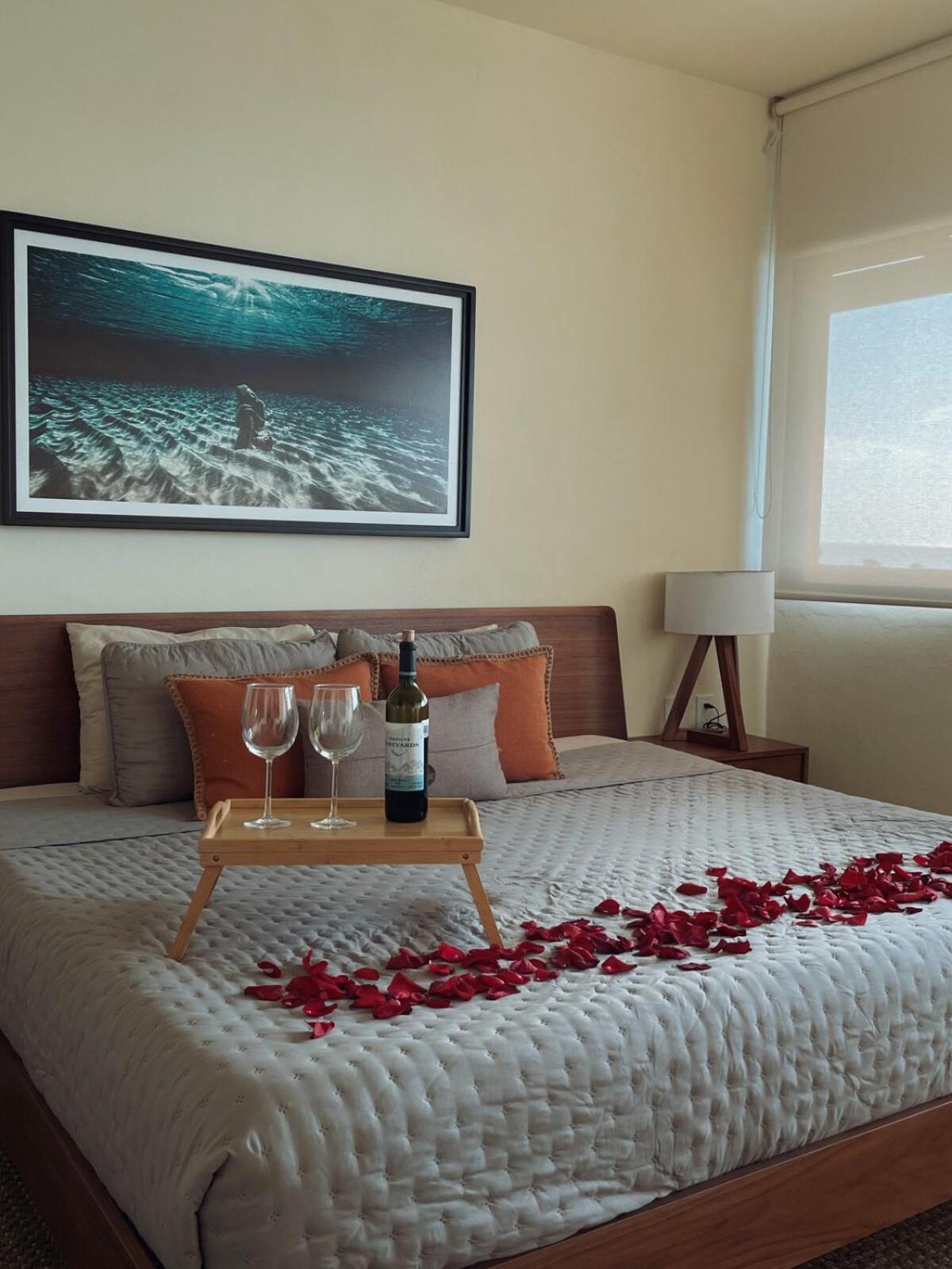 Sunset 2BR Apartment Steps from the Beach with Ocean View, imagen 2