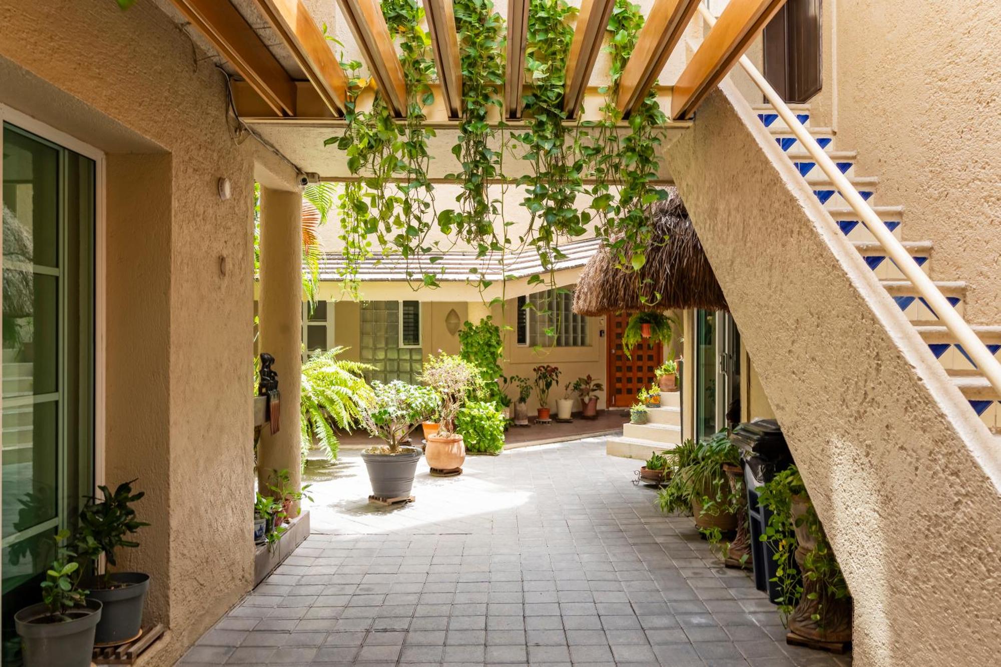Amazing Complex Near 5th Avenue by Andiani Travel