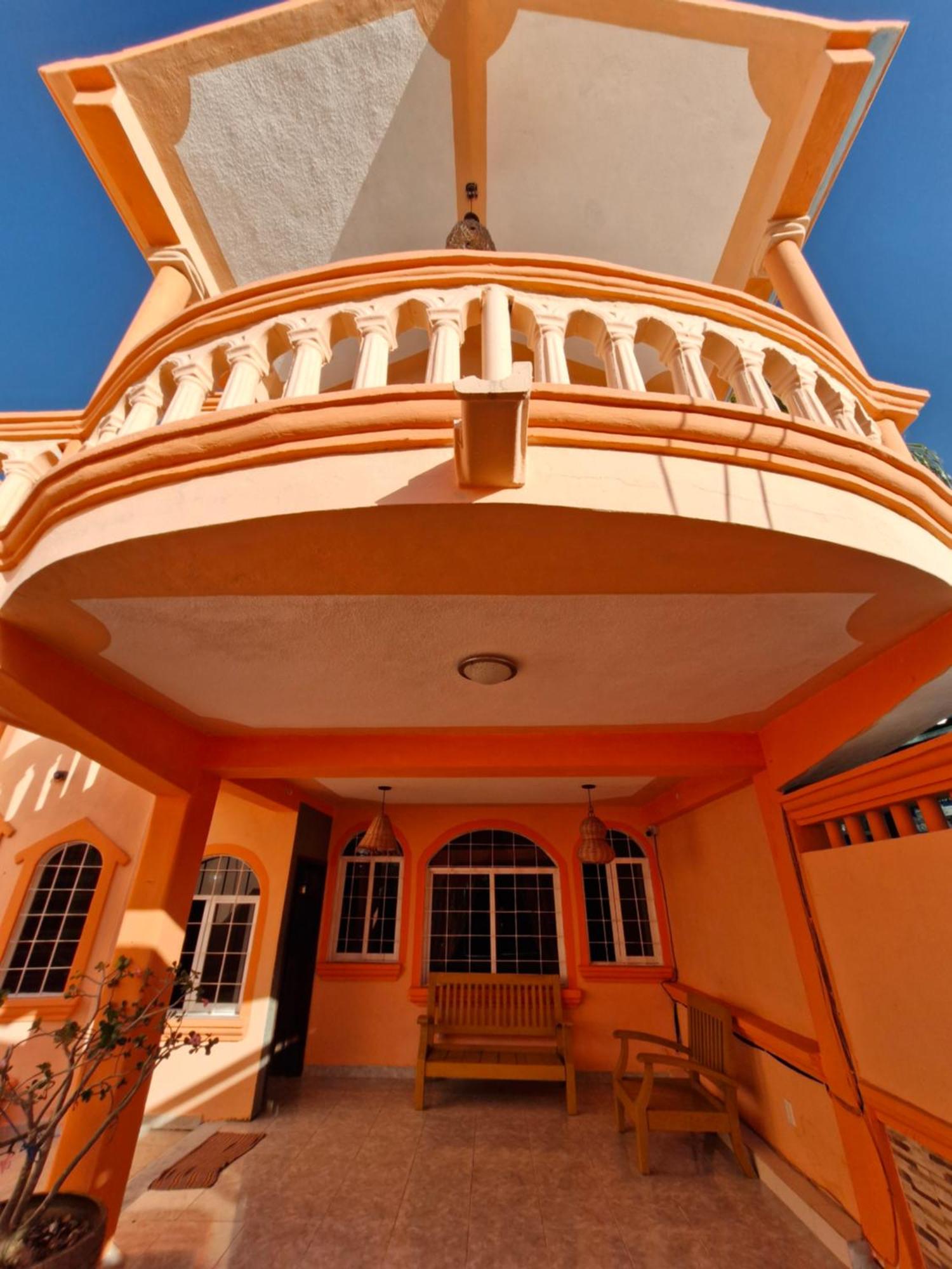 Casa para 18 personas con AC, cocina y a 10 min de la Playa