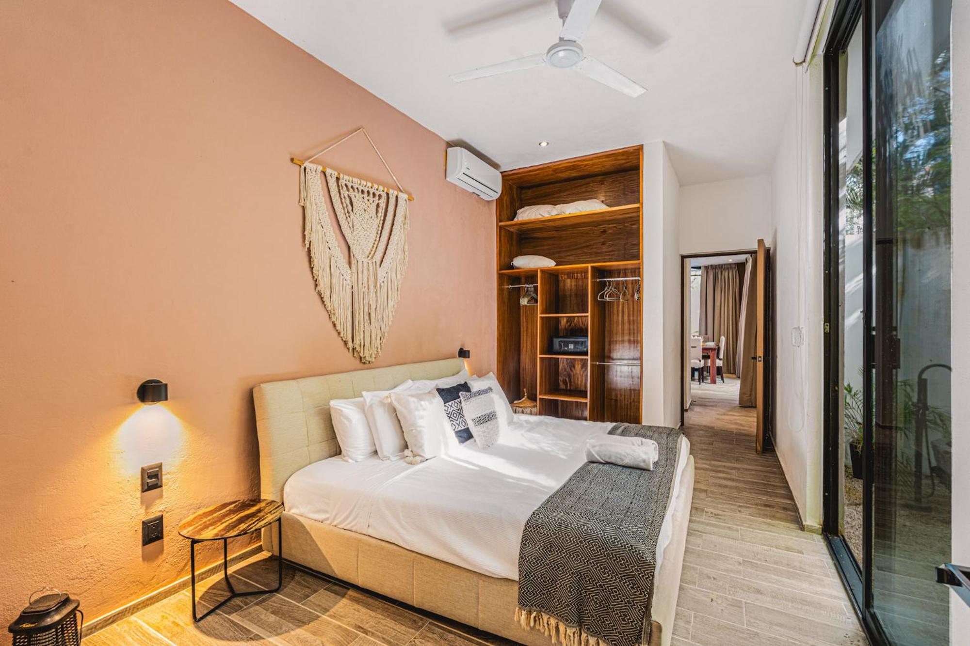 Serene 4BR Villa w Pool Hot Tub 1xFREE BREAKFAST, foto 13