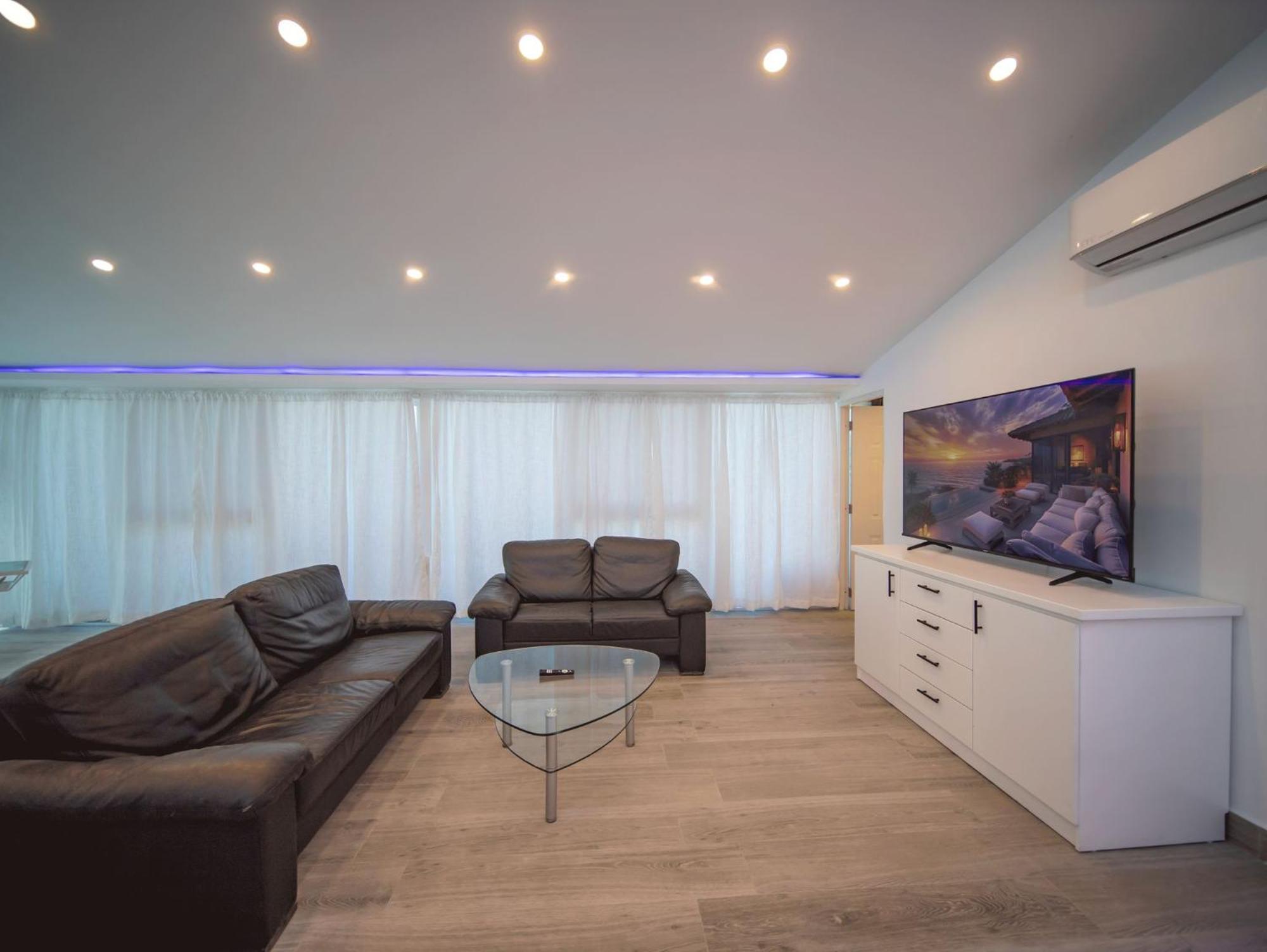 3BR Luxury Penthouse, 300m From Beach, foto 8