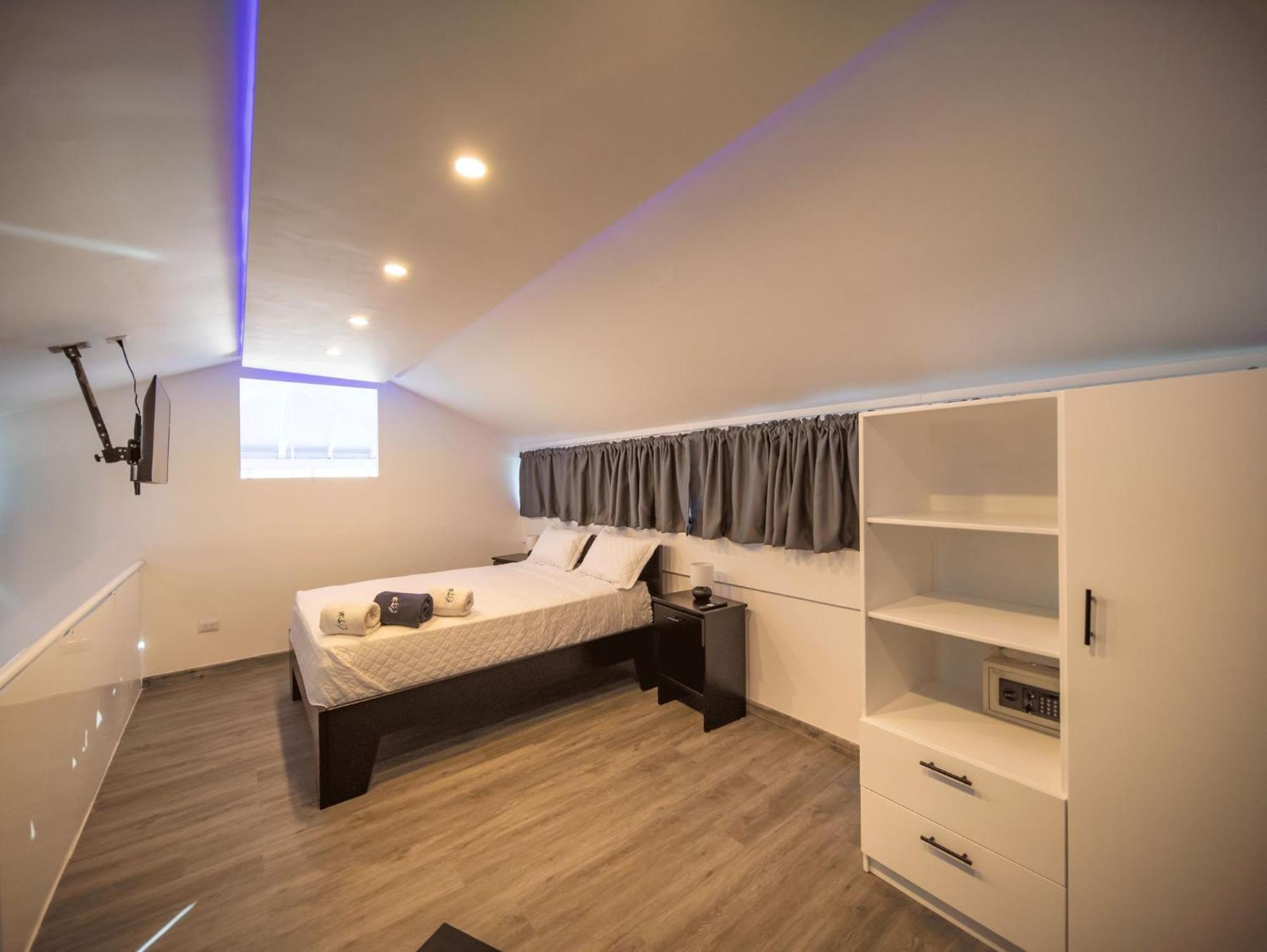 3BR Luxury Penthouse, 300m From Beach, foto 15