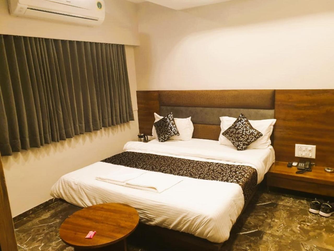 Hotel Lake Palace Ahmedabad