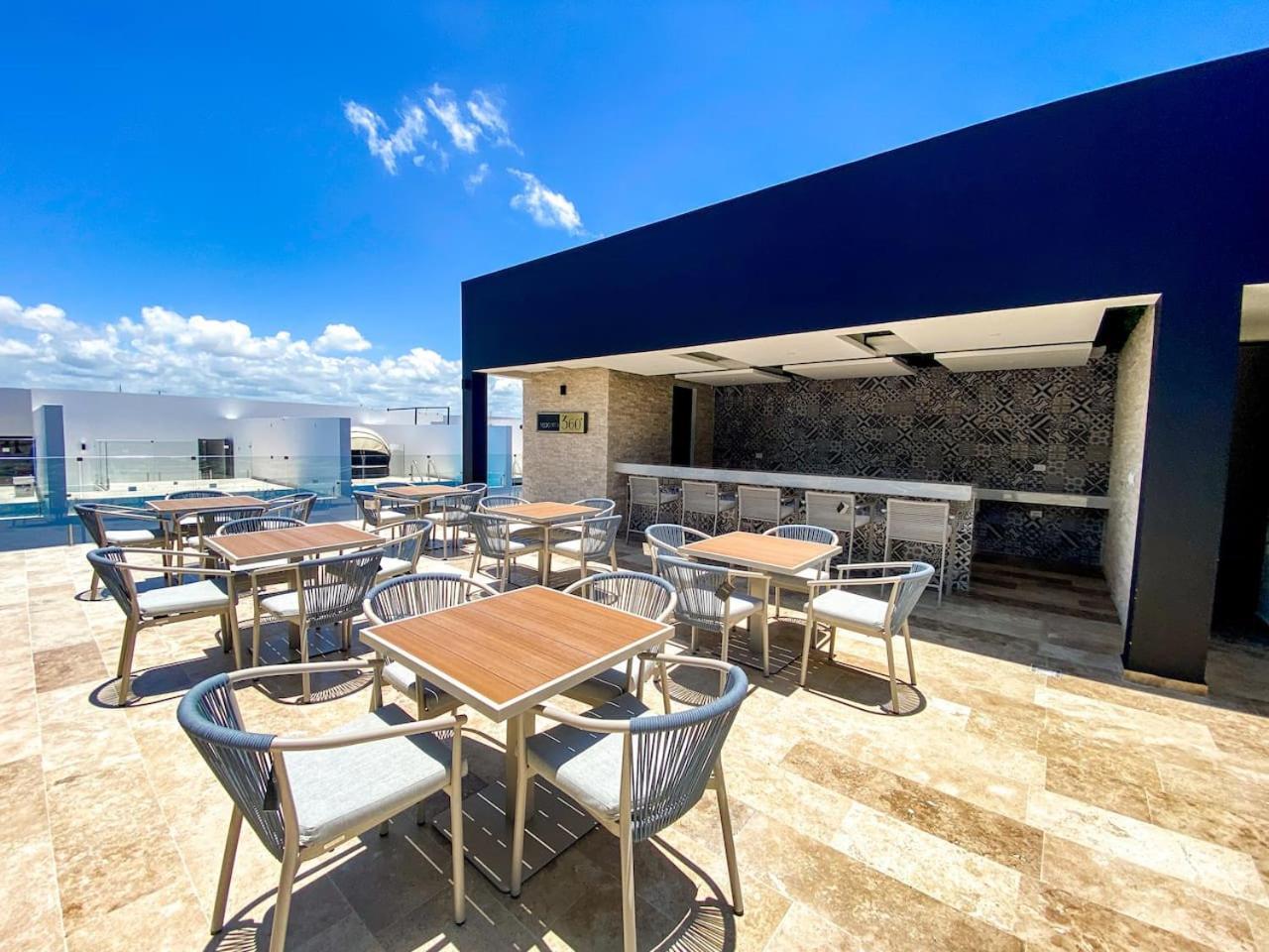 Downtown Playa Studio with Rooftop Pool Steps to Everything, imagen 2