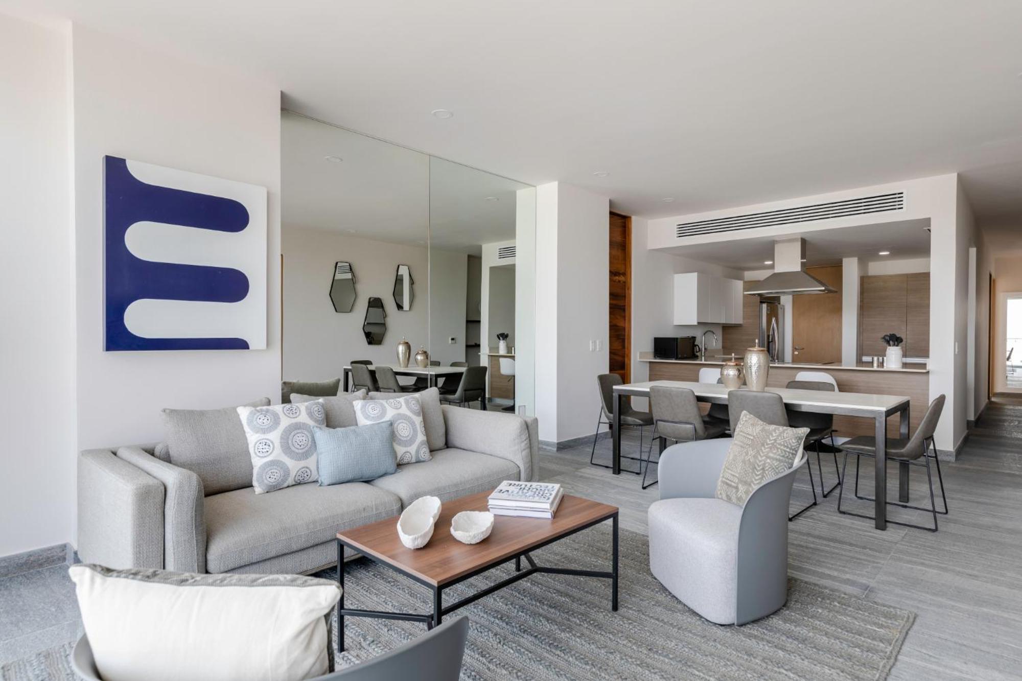 Luxurious 4BR condo by the beach - Rooftop pool, imagen 4