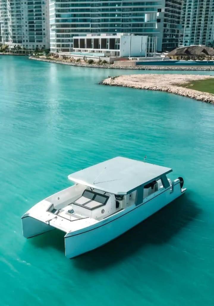 Barco privado de lujo para tu familia y amigos en Cancun-isla mujeres, imagen 2