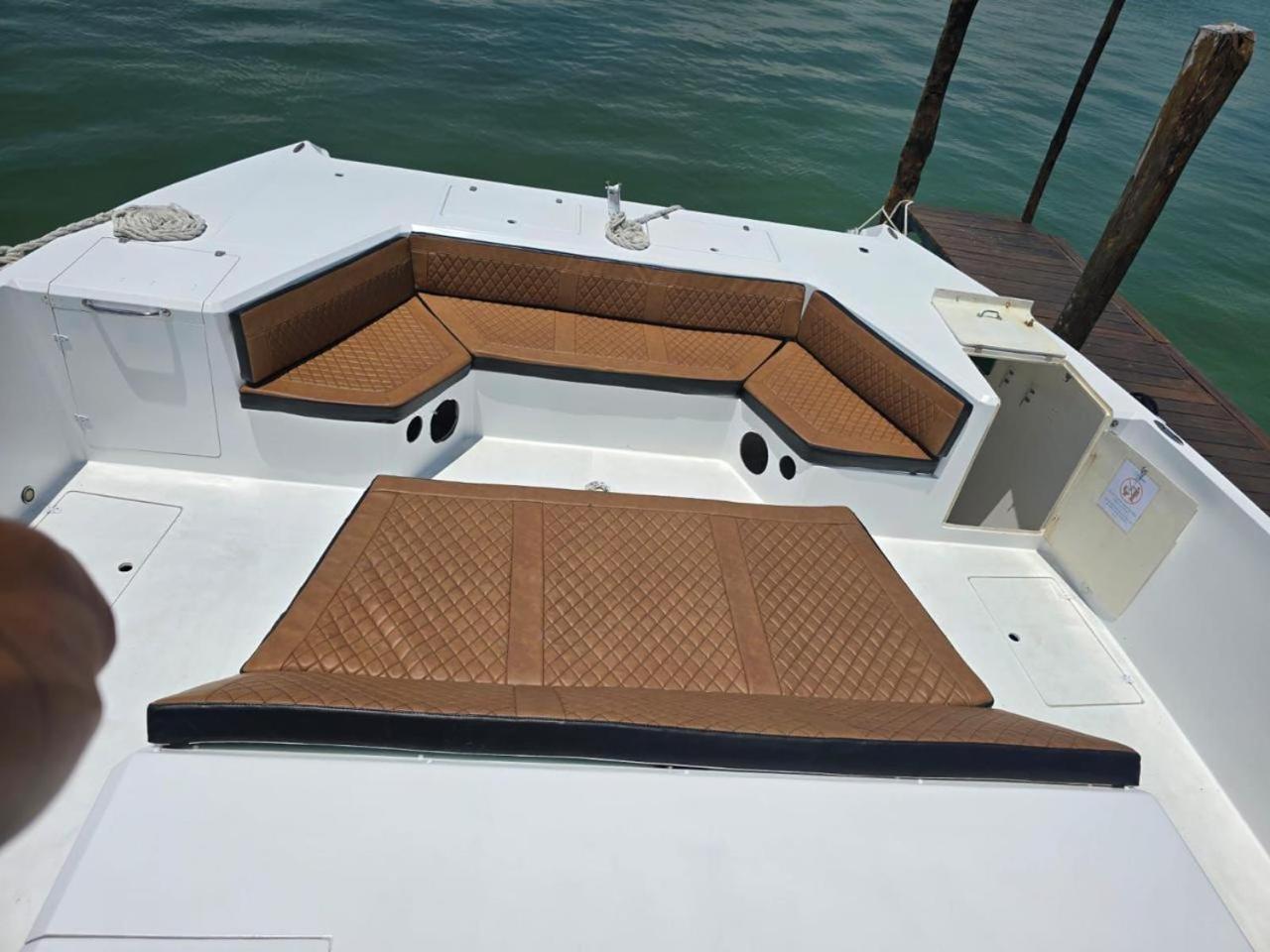 Barco privado de lujo para tu familia y amigos en Cancun-isla mujeres, imagen 4