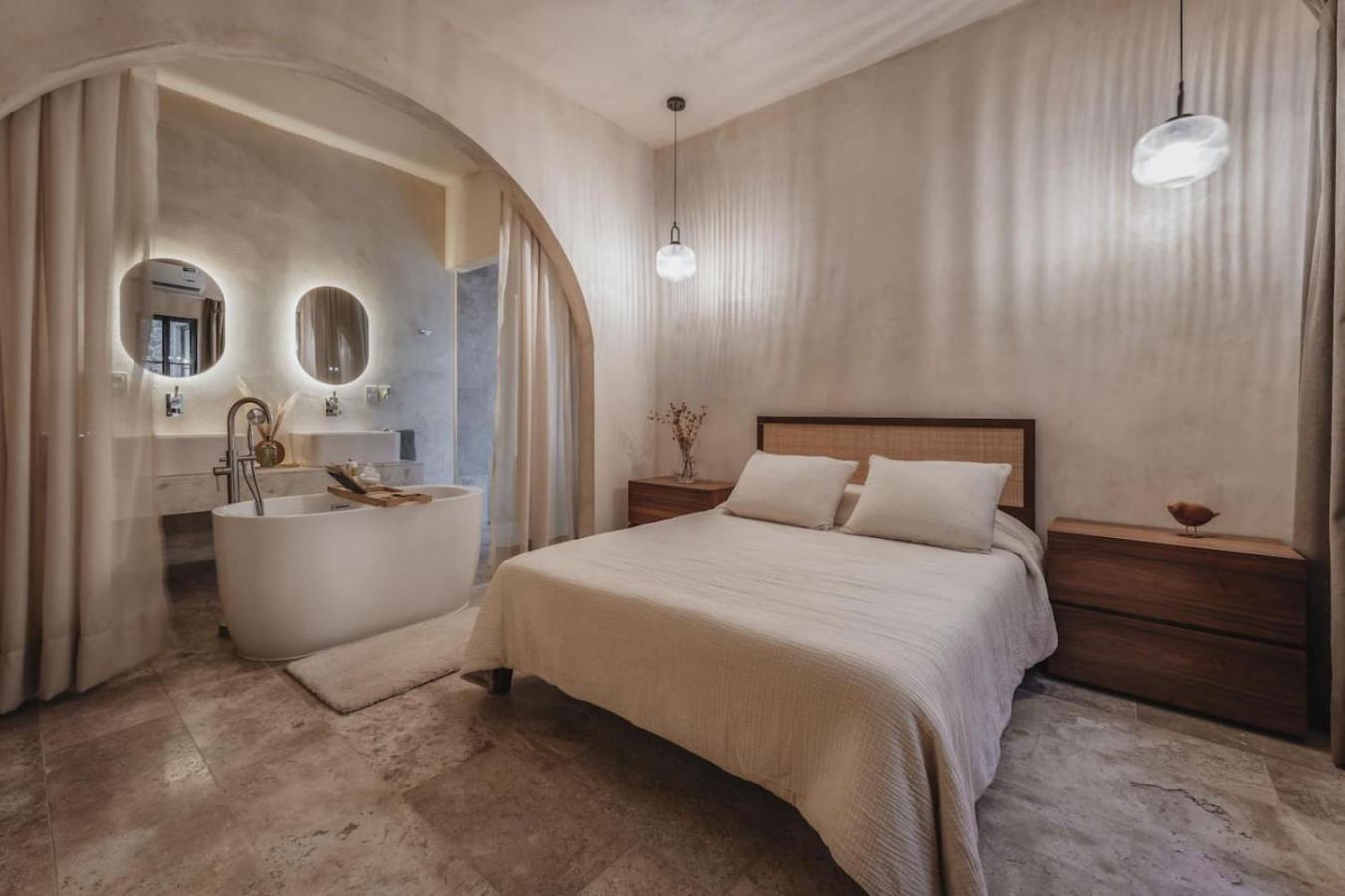 Casa Chomak - Colonial Luxury with a Private Outdoor Pool and Parking in Central Merida, imagen 2