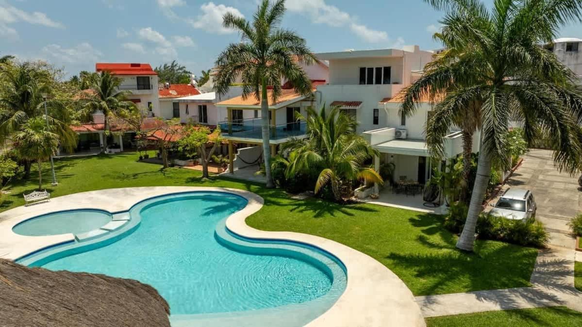 3BR Modern House w/ Pool and Great Location!