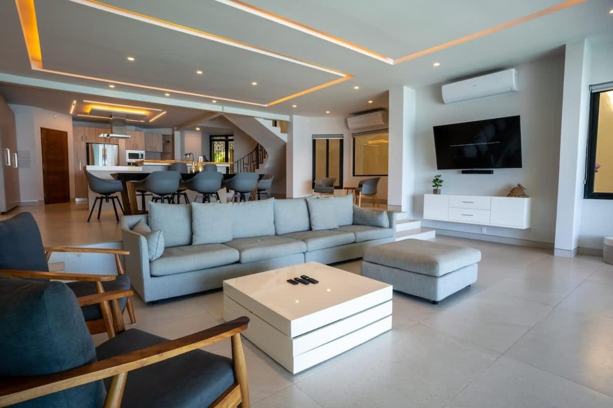 6BR Modern Oceanfront Villa w/ Infinity Pool, imagen 4