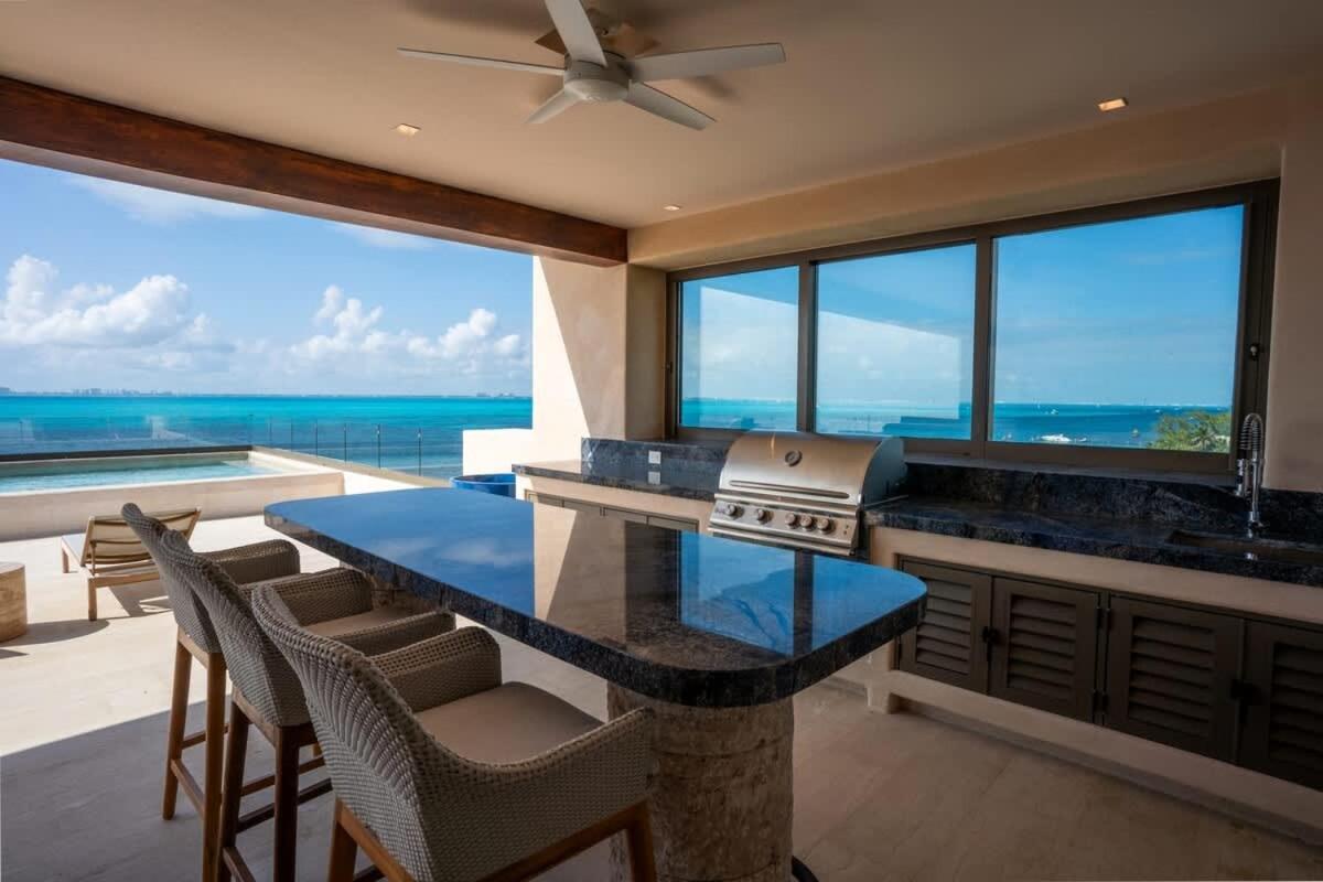 9BR Luxury Beachfront Penthouse w/ Private Pool, foto 8