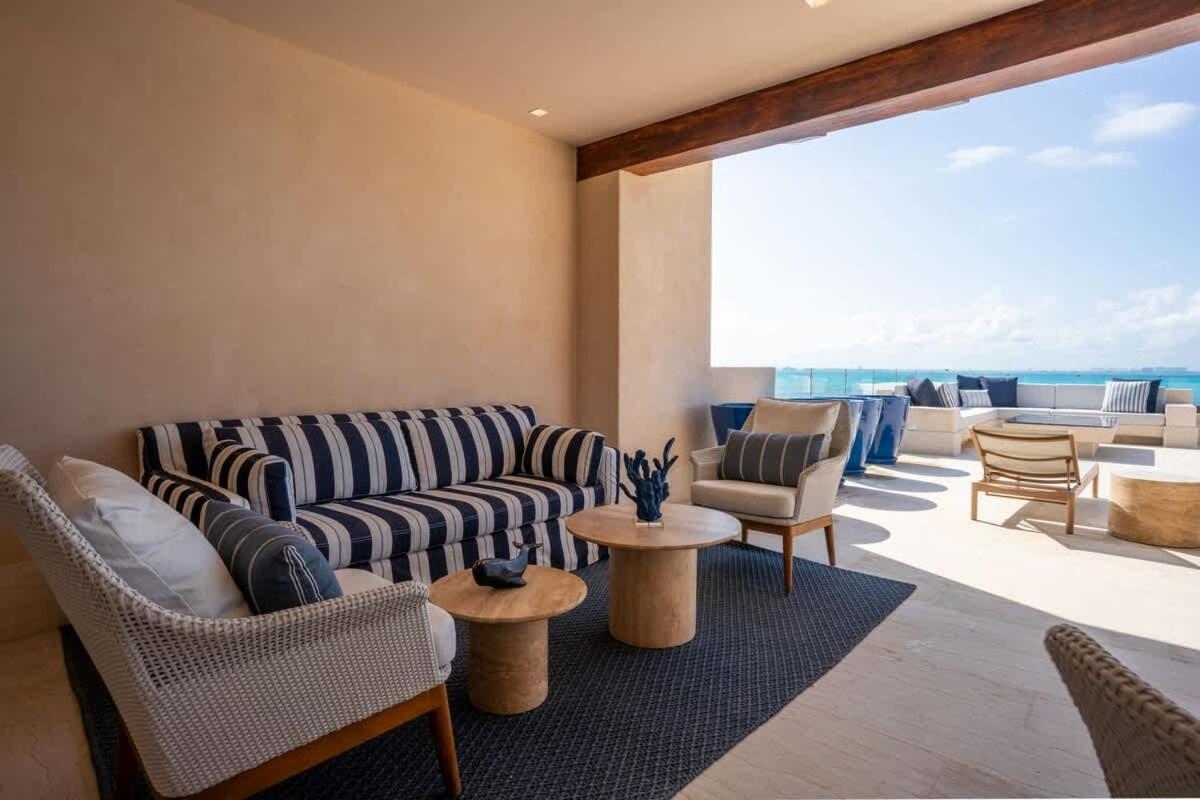 9BR Luxury Beachfront Penthouse w/ Private Pool, imagen 5