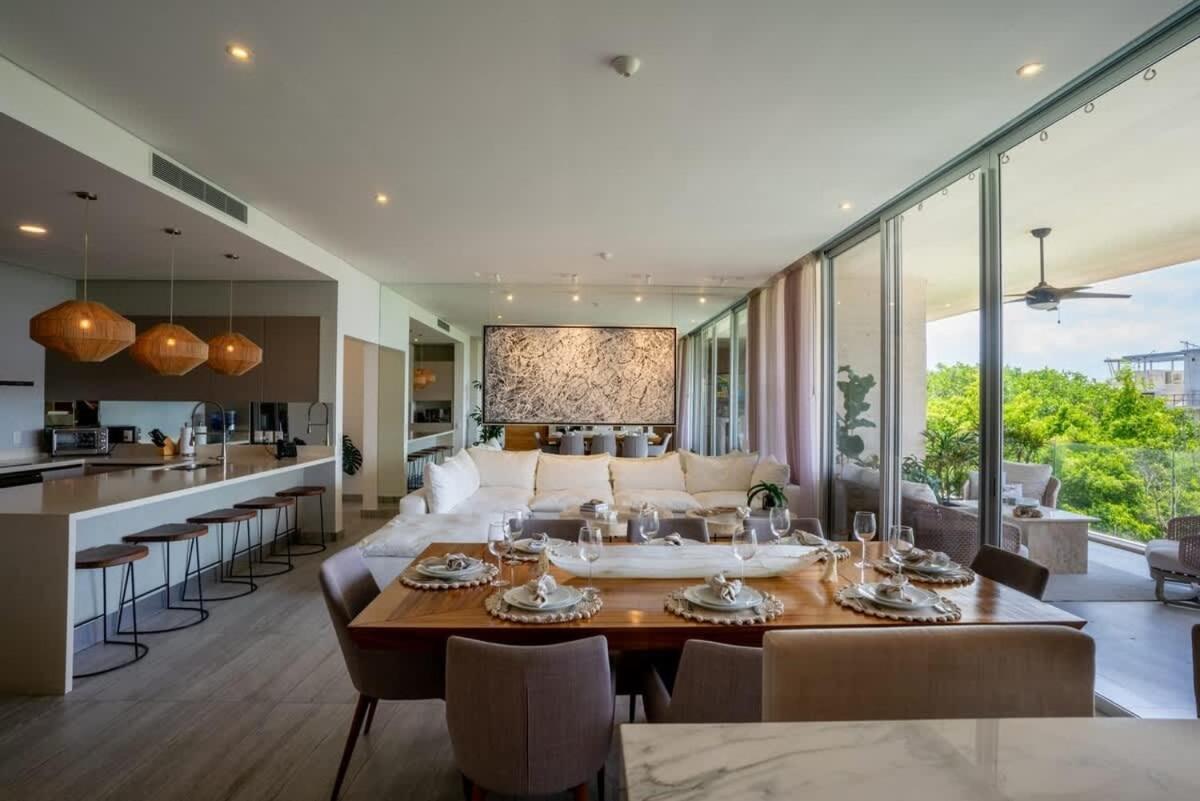 3BR Luxury Condo w/ Private Rooftop Pool & Gym