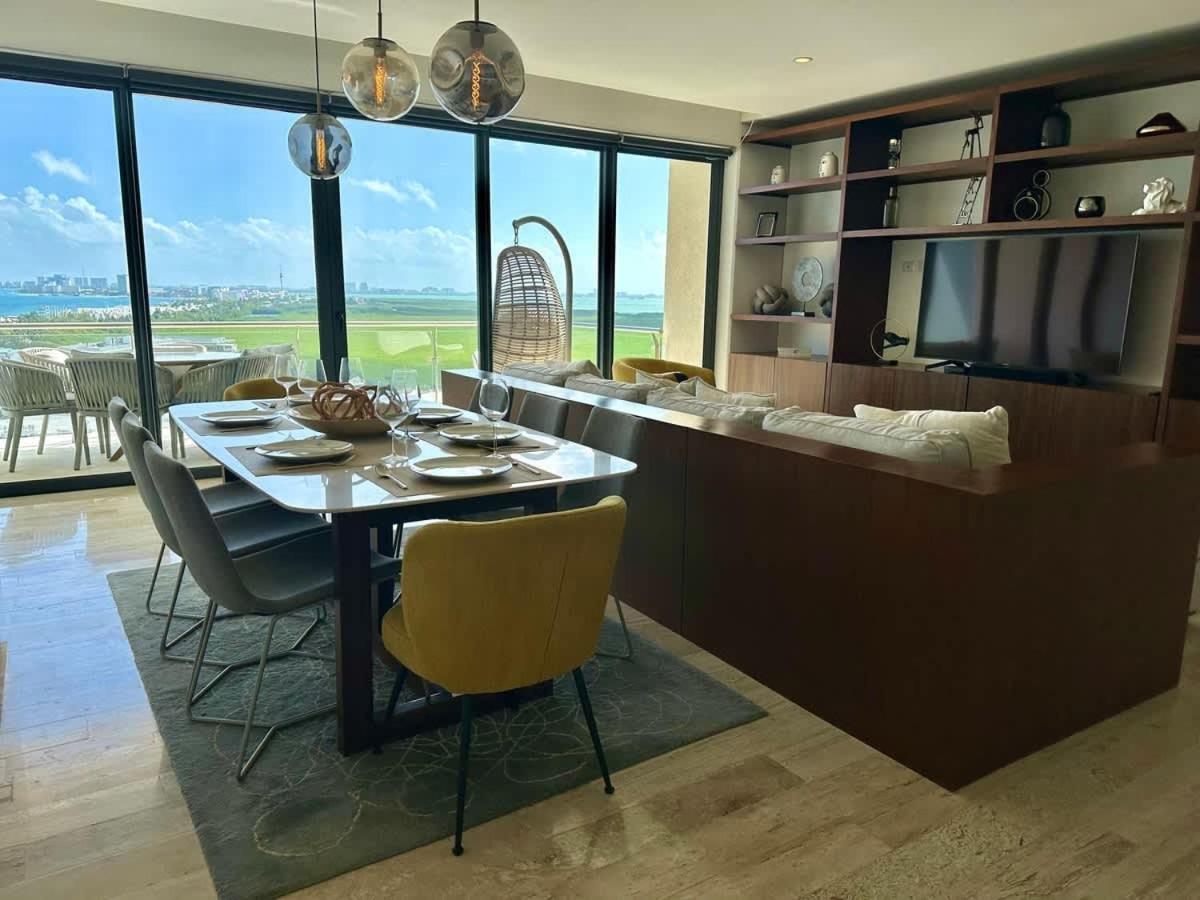 3BR Luxury Oceanfront Apt w/ Pool, Gym & Views!, foto 14