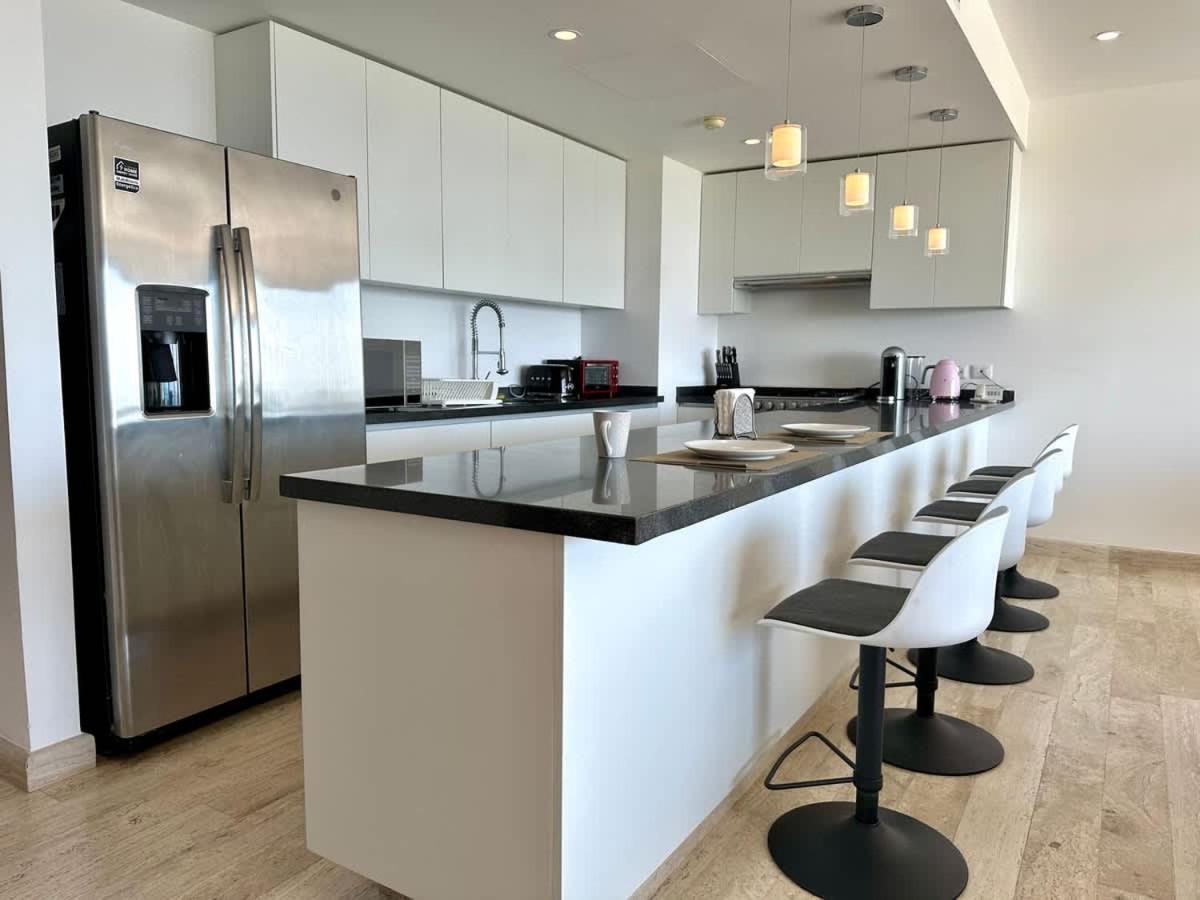 3BR Luxury Oceanfront Apt w/ Pool, Gym & Views!, foto 16