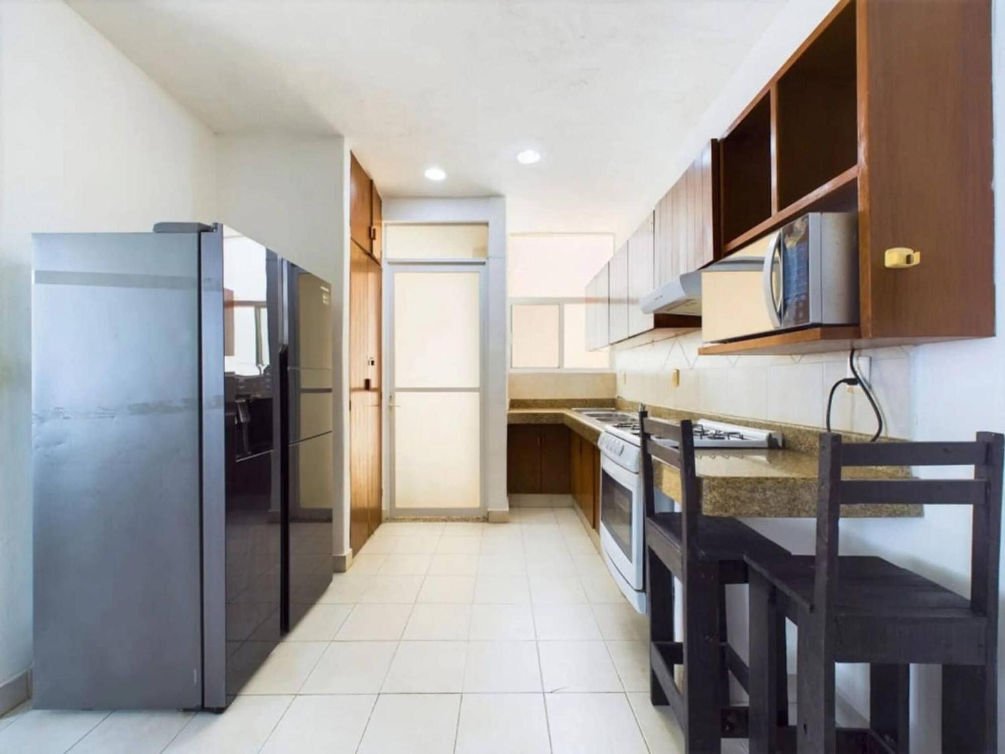 Stylish 2BR Retreat with Private Patio, foto 6