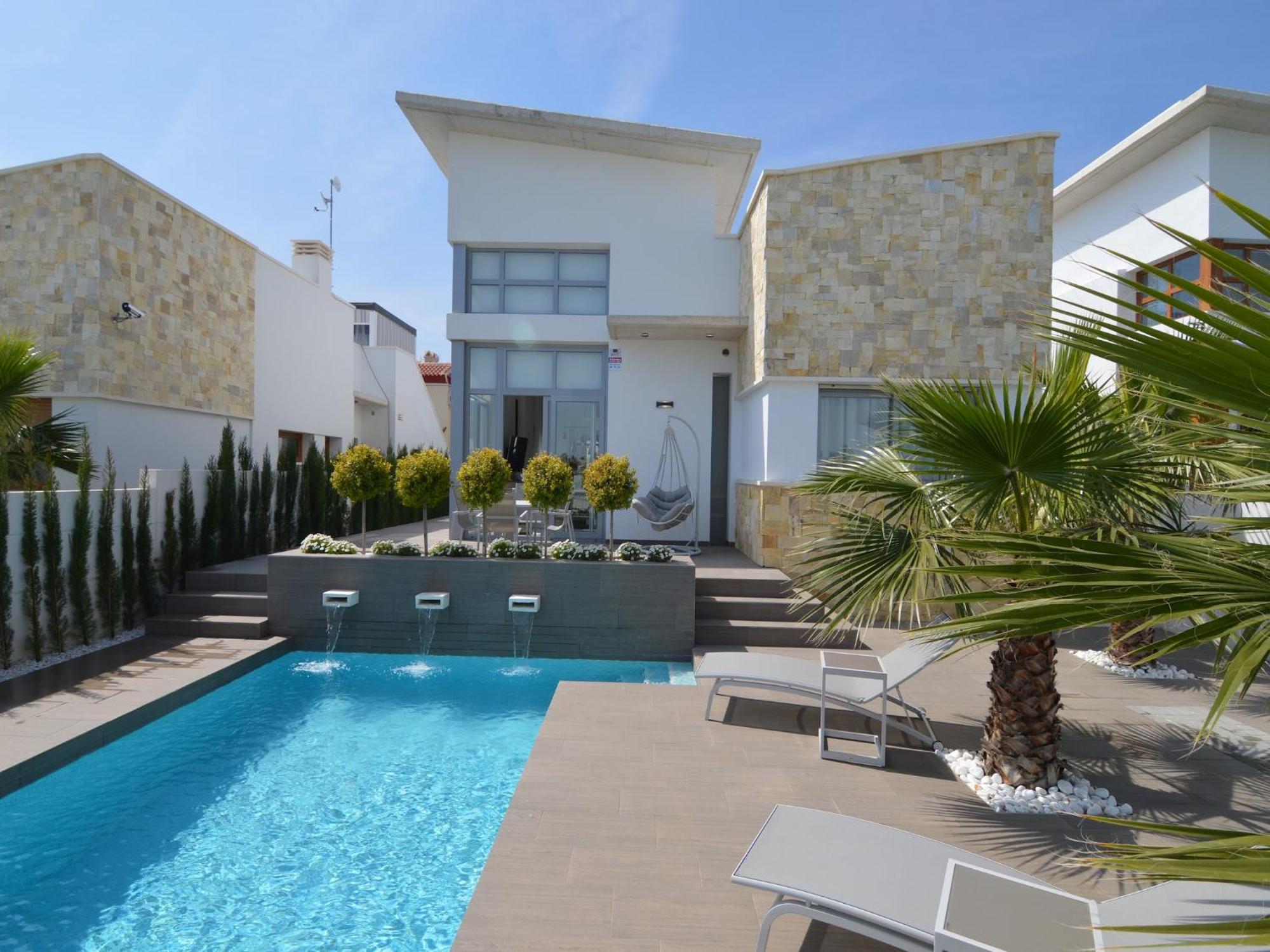 Villa with Garden & Roof Deck