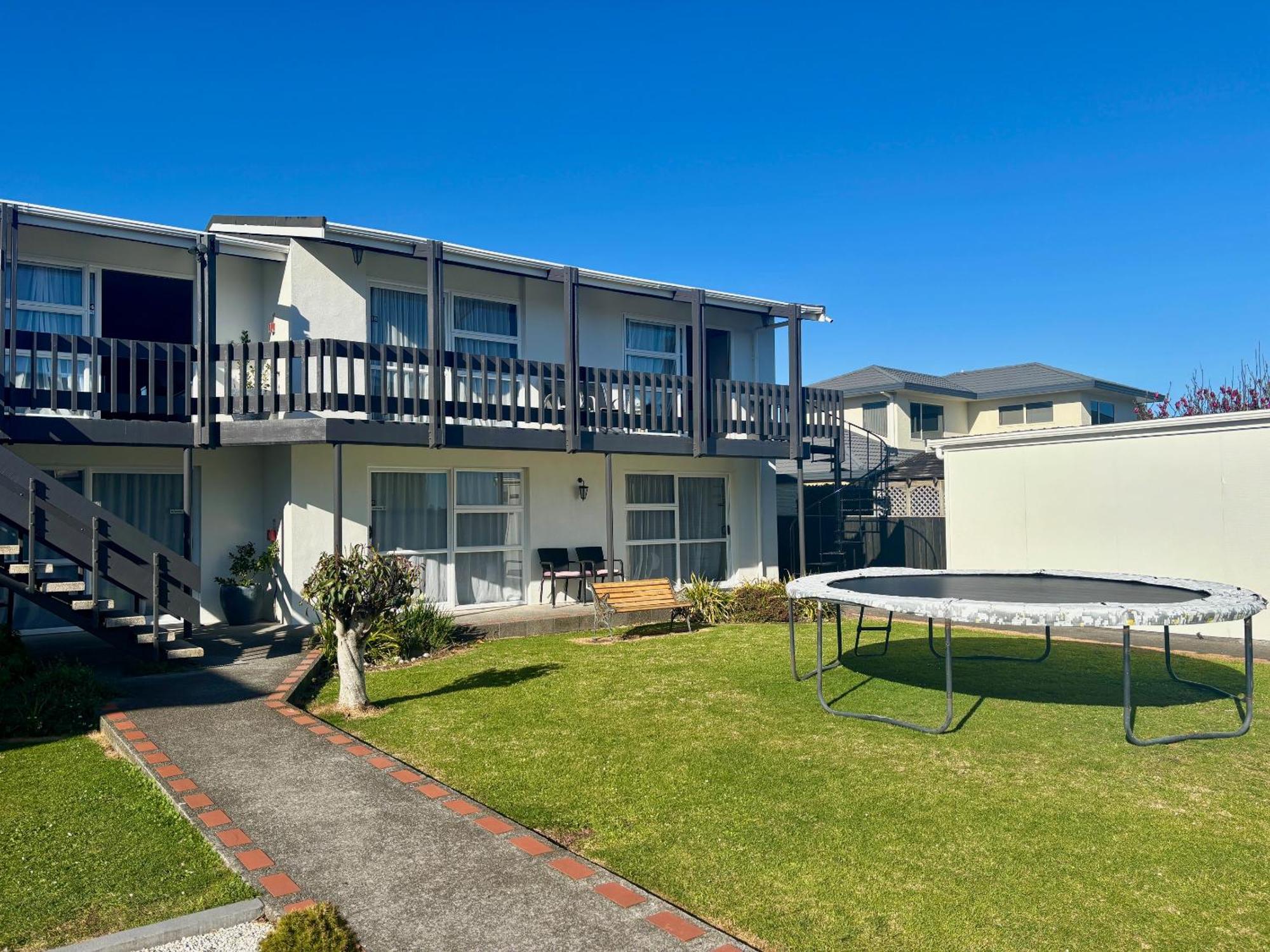 Parkside Motel and Apartments