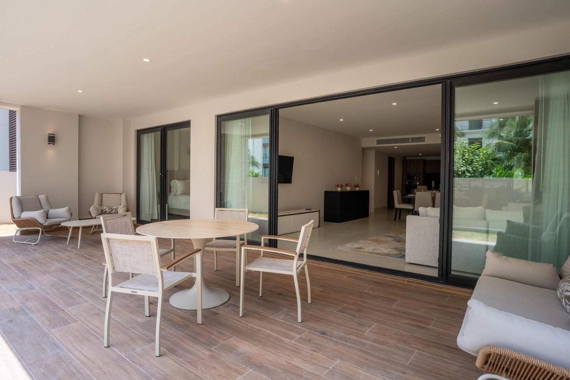 Modern Apartment with Marina & Beach Access, imagen 4