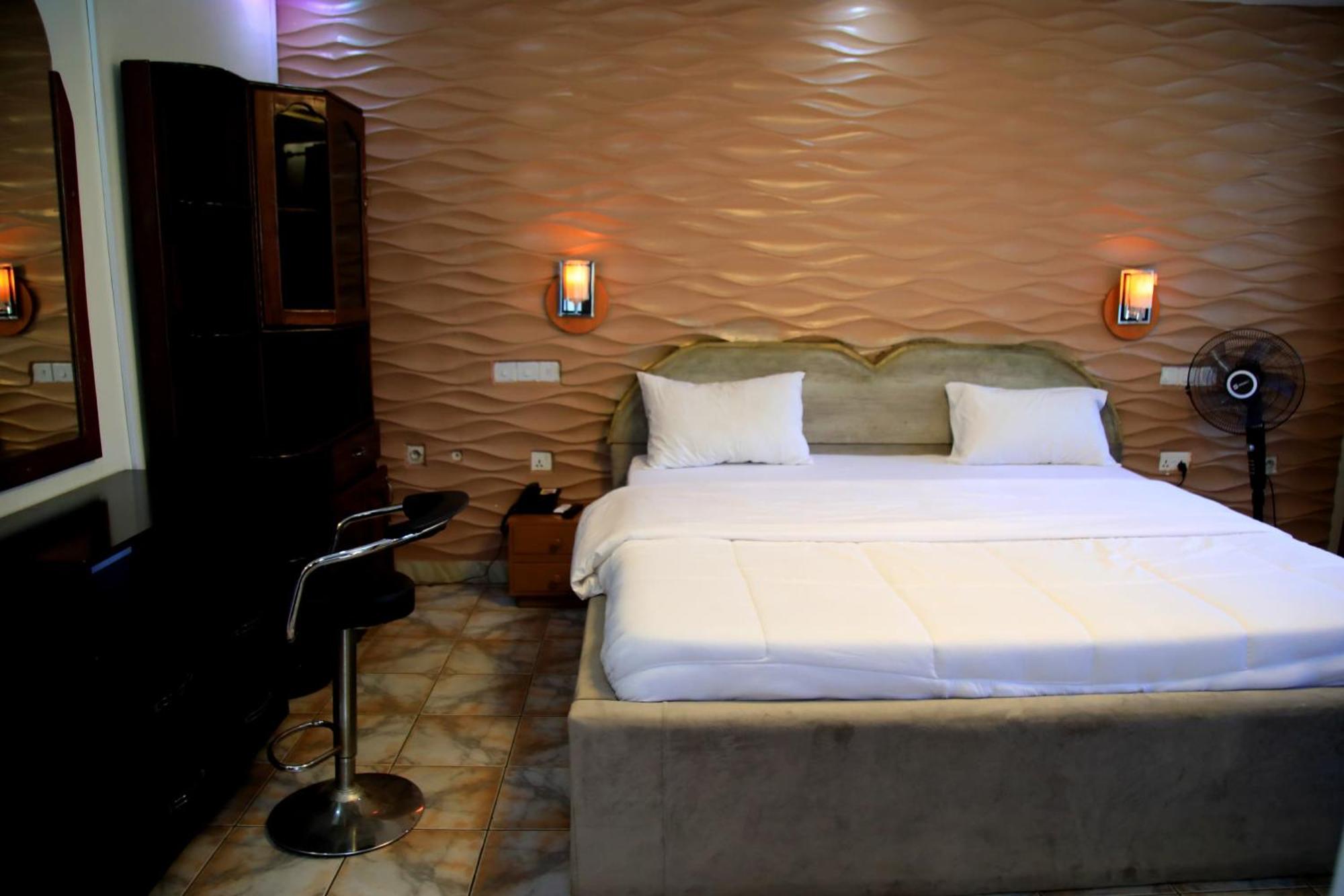 Emerald Villa Restaurant & Cafe