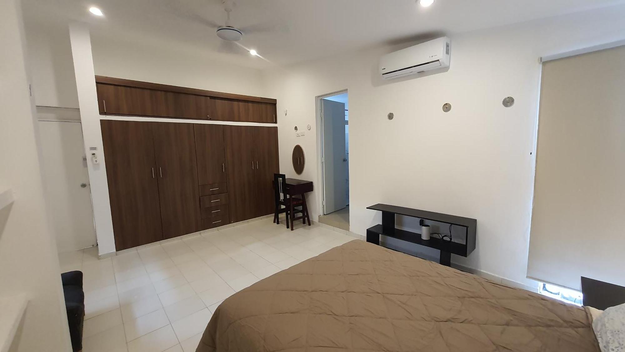 Amplia habitación AA, TV, Frigo, Céntrica, cerca de la T1, imagen 2