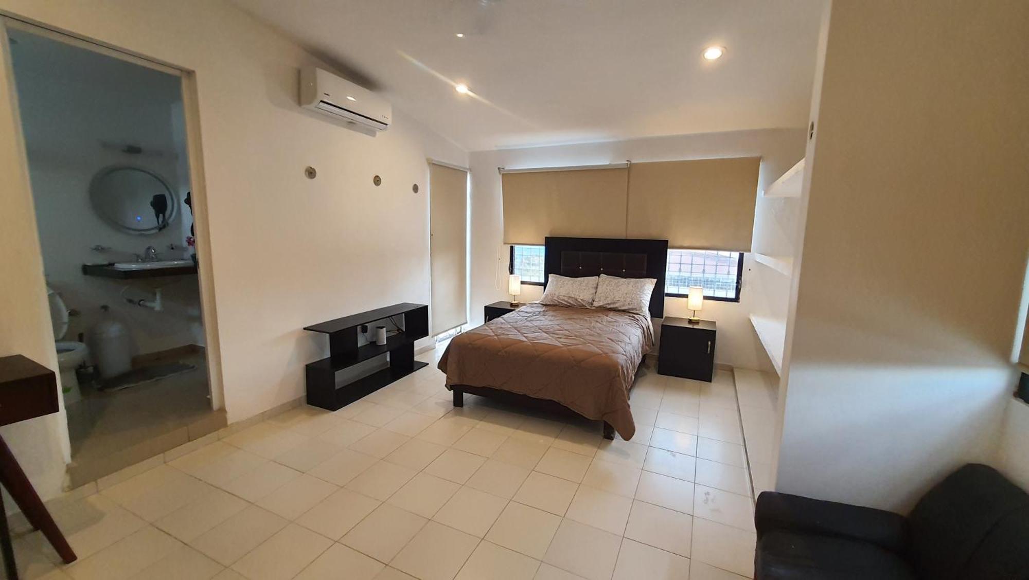 Amplia habitación AA, TV, Frigo, Céntrica, cerca de la T1, imagen 3
