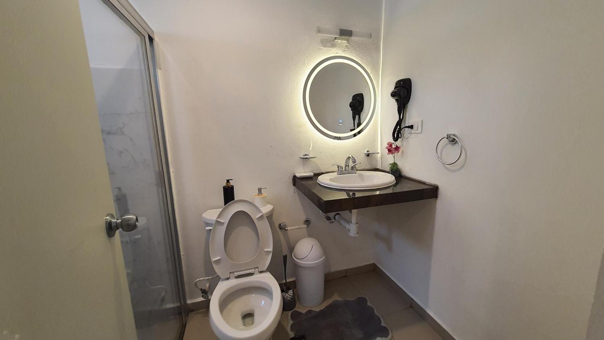 Amplia habitación AA, TV, Frigo, Céntrica, cerca de la T1, imagen 4