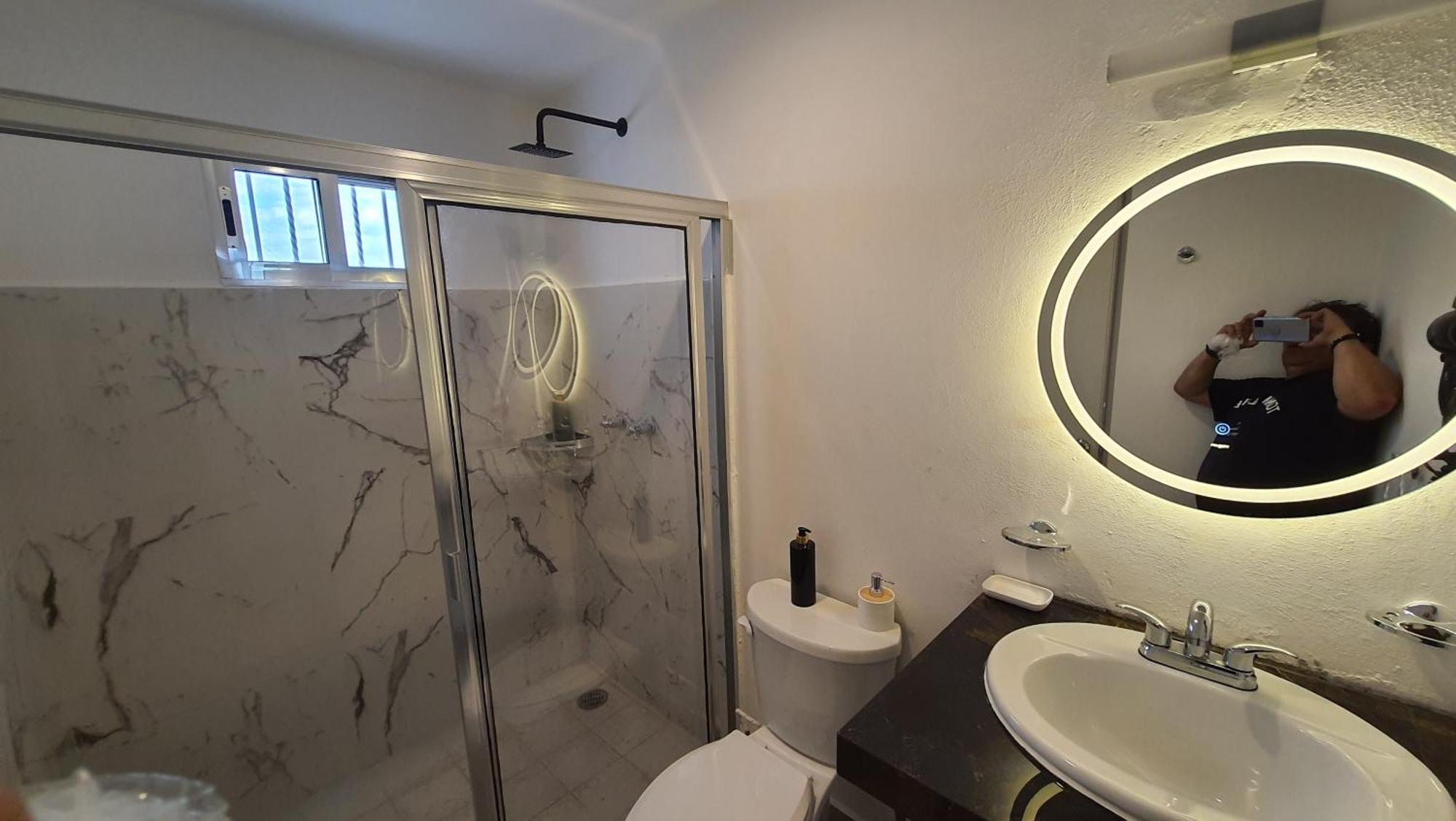 Amplia habitación AA, TV, Frigo, Céntrica, cerca de la T1, imagen 5