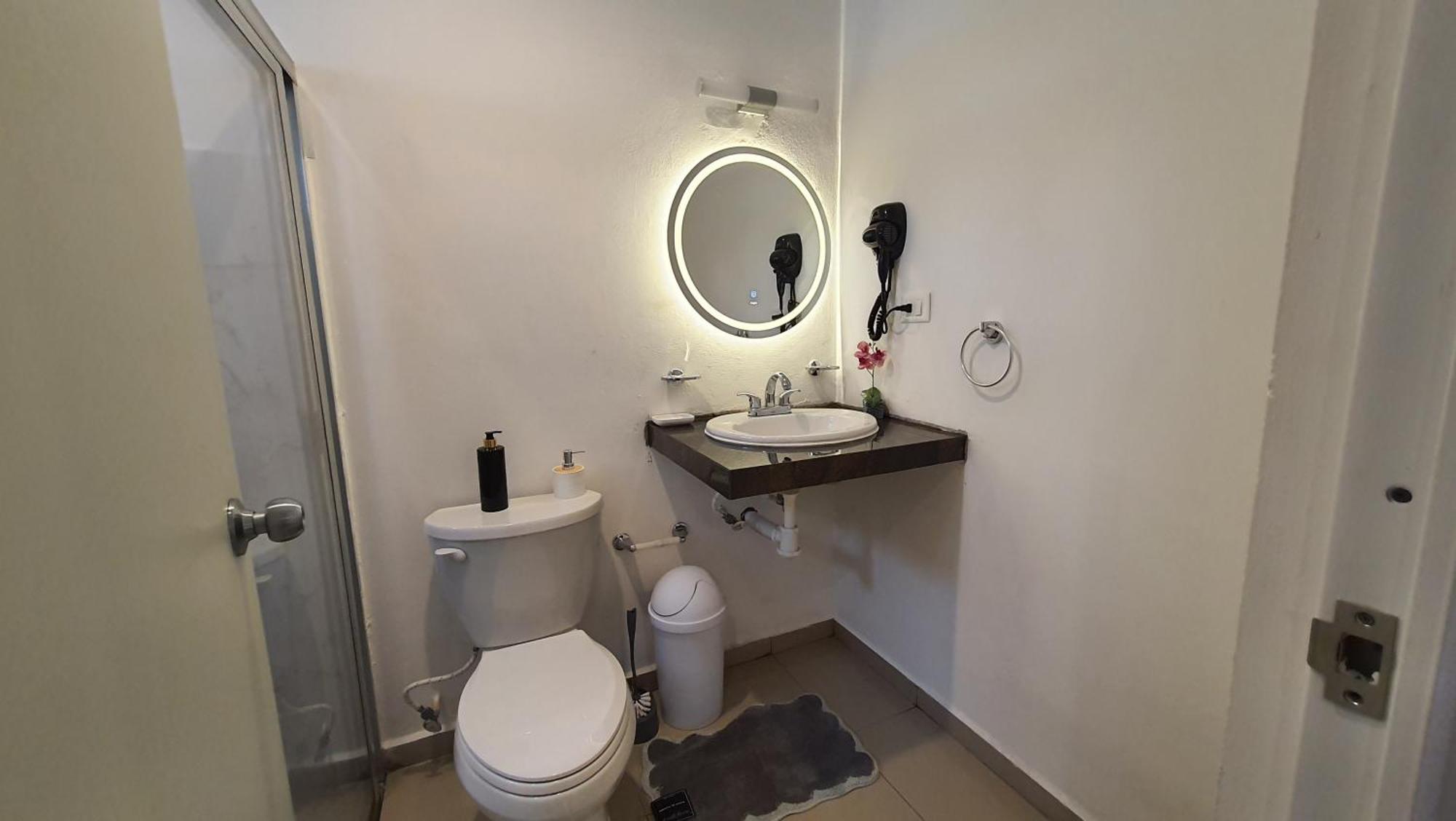 Amplia habitación AA, TV, Frigo, Céntrica, cerca de la T1, foto 6