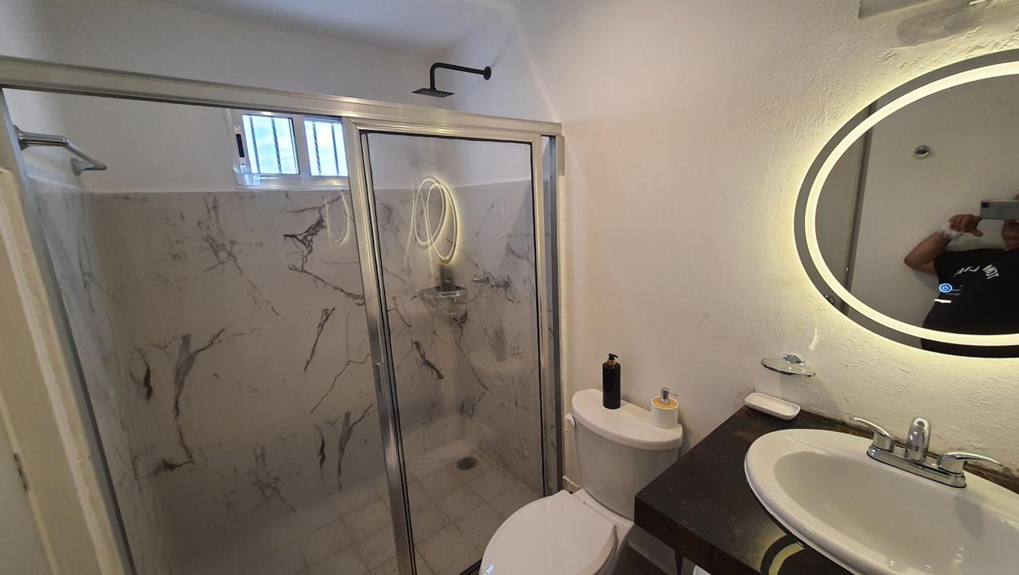 Amplia habitación AA, TV, Frigo, Céntrica, cerca de la T1, foto 9
