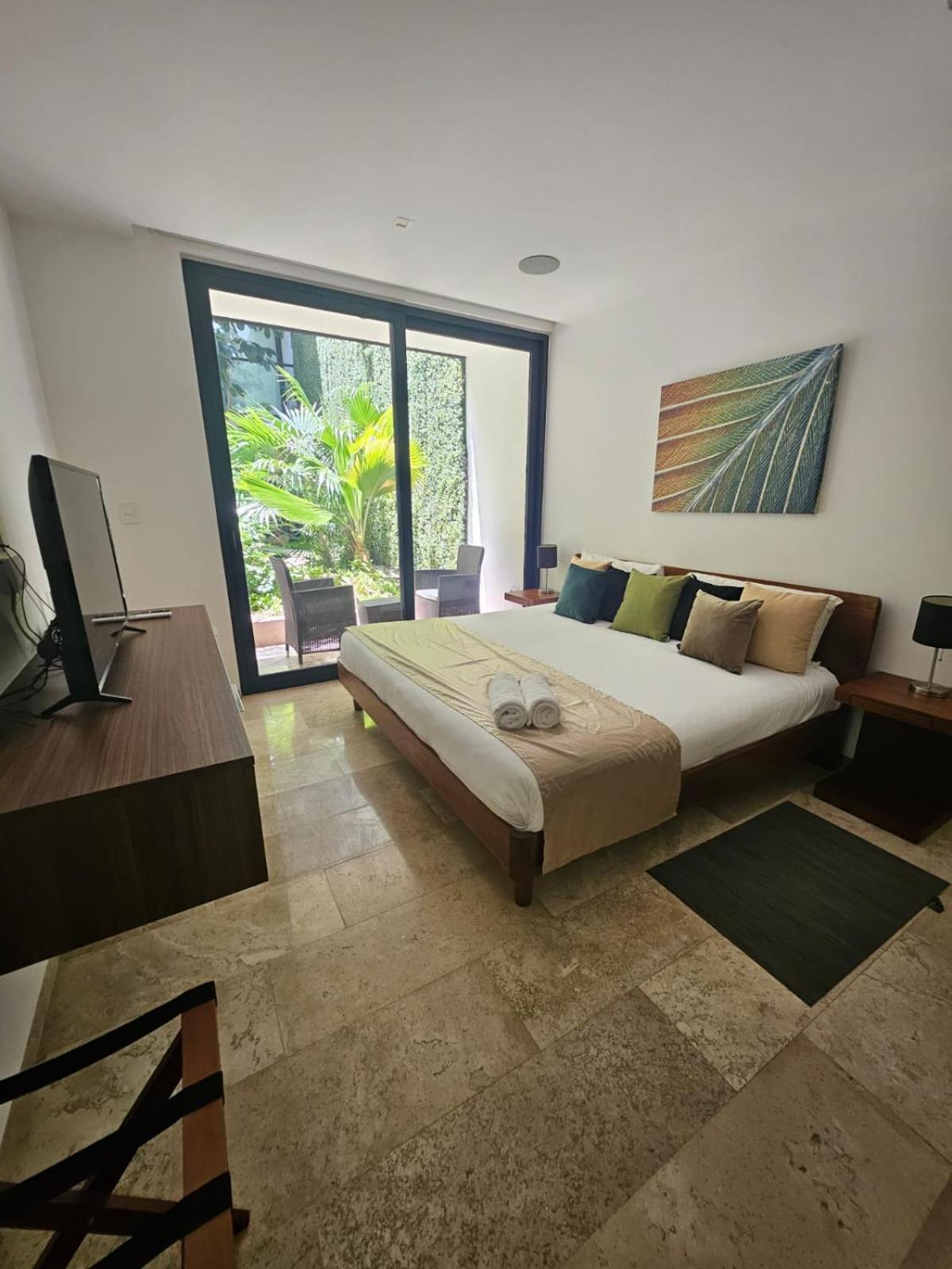 The Shore - Chic Getaway - Beach steps away, imagen 2