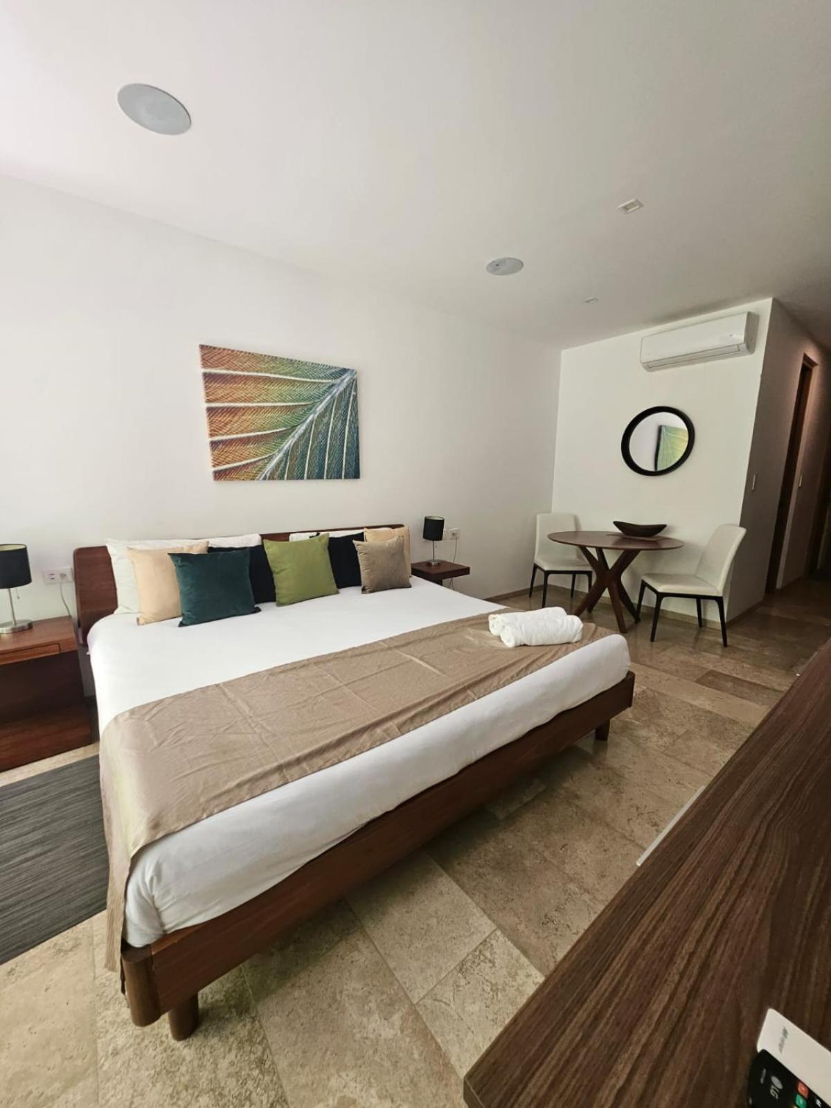 The Shore - Chic Getaway - Beach steps away, imagen 3