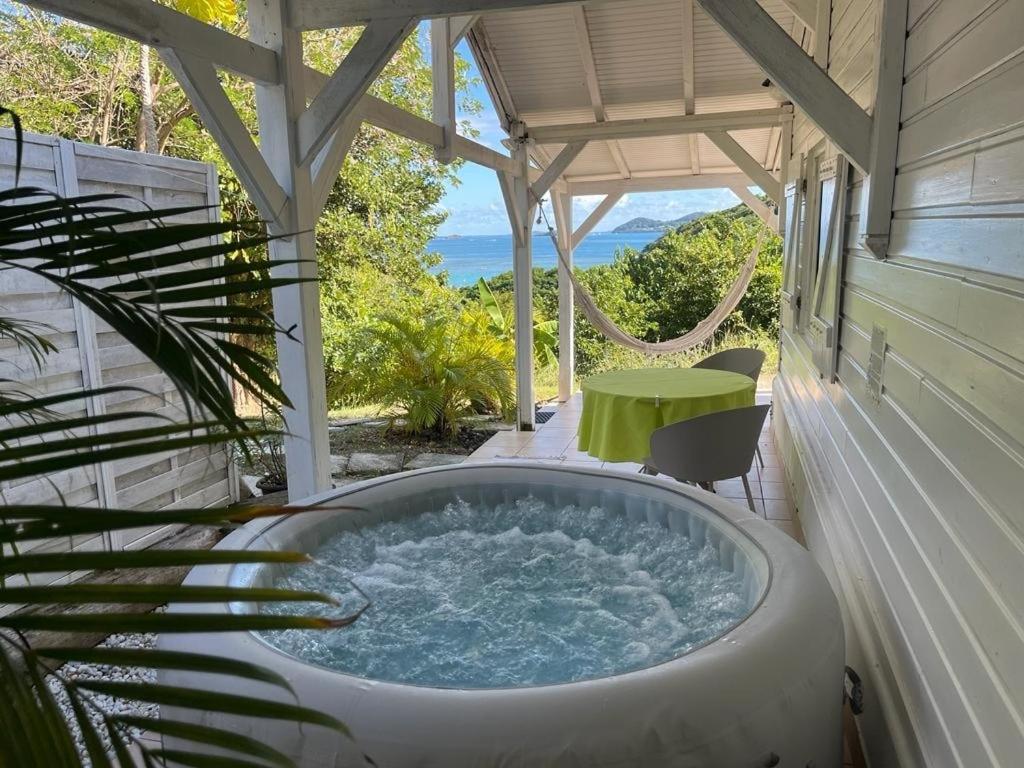 Bungalow vue sur mer avec jacuzzi en pleine nature