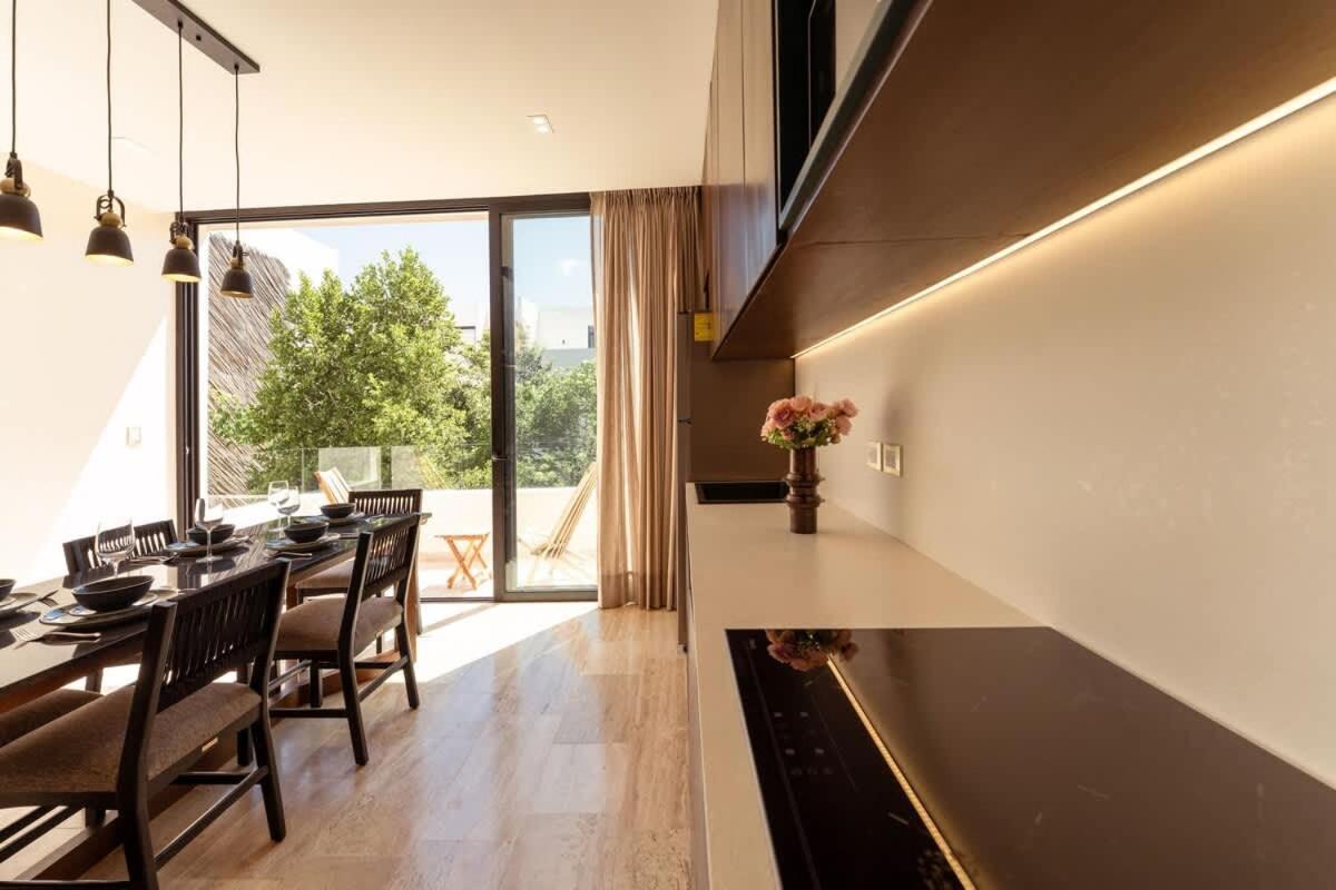 Sleek Penthouse Escape with Rooftop Pool, foto 12