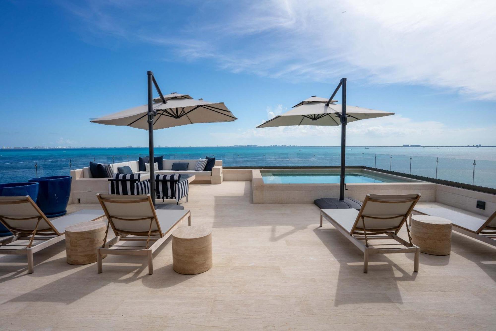 Private Rooftop Honeymoon Suite w/ Private Jacuzzi, imagen 2