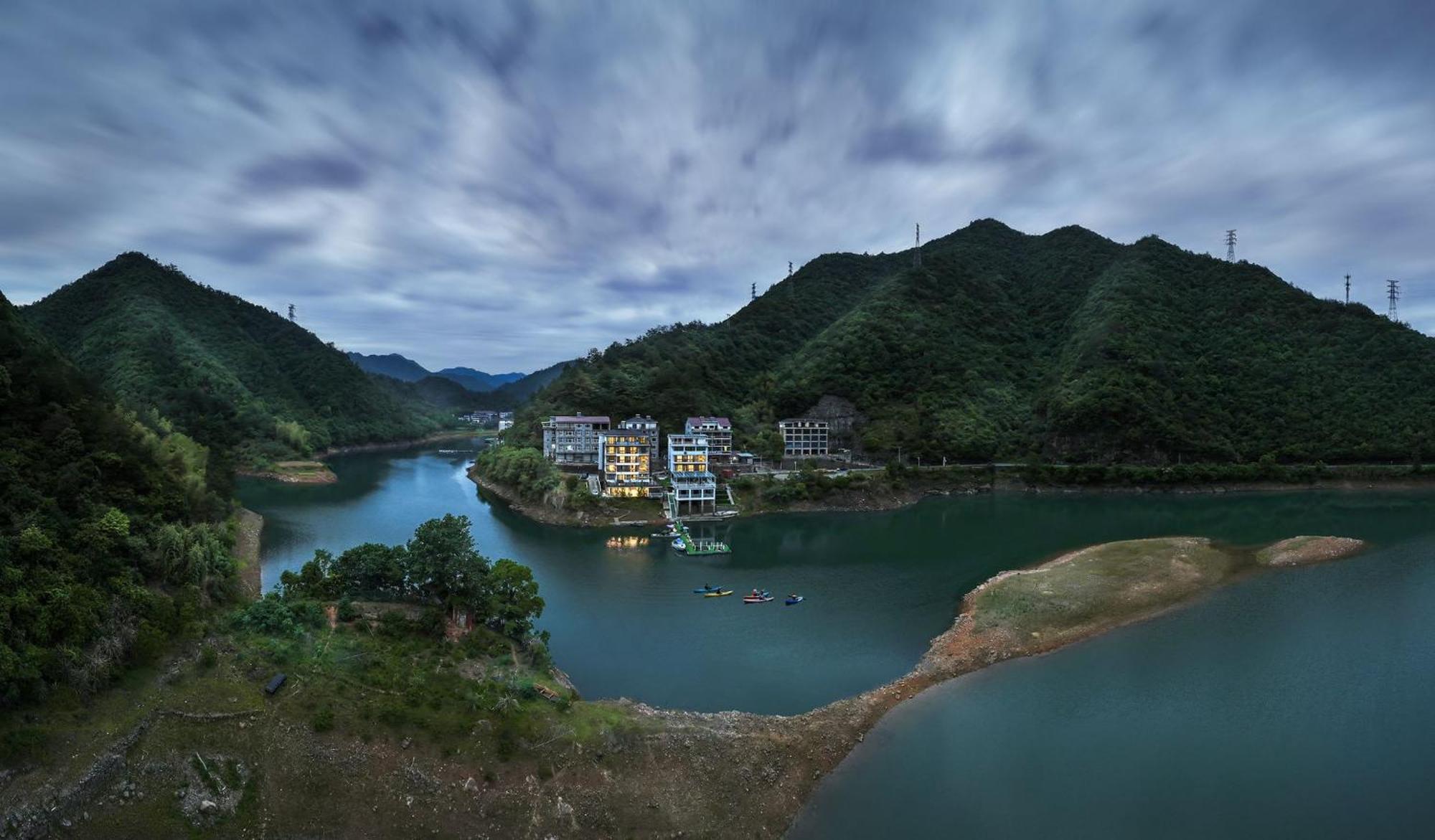 The Lake View Deyishe Resort in Thousand Island Lake