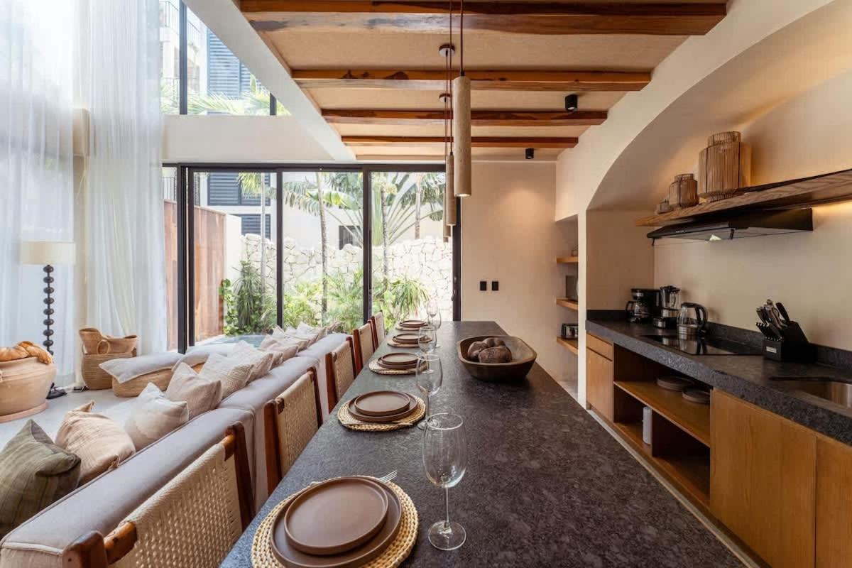 Spacious 6BR Luxe Villa with 4 Private Pools and Yoga Space Rooftop & Concierge, foto 14